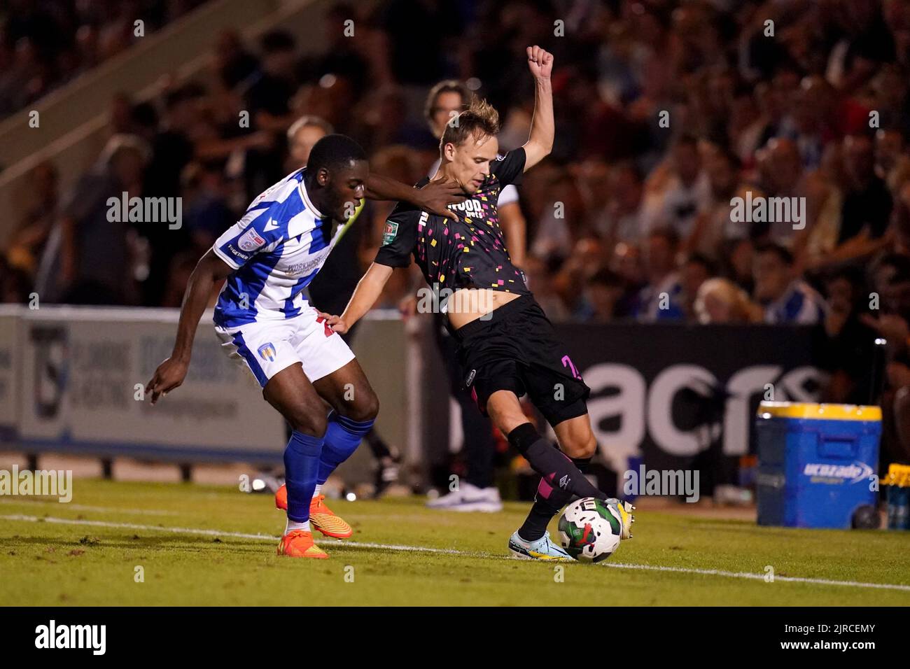 Mikkel Damsgaard di Brentford (a destra) e Colchester United's Junior Thamadeu in azione durante la seconda partita della Carabao Cup al JobServe Community Stadium di Colchester. Data immagine: Martedì 23rd agosto, 2022. Foto Stock