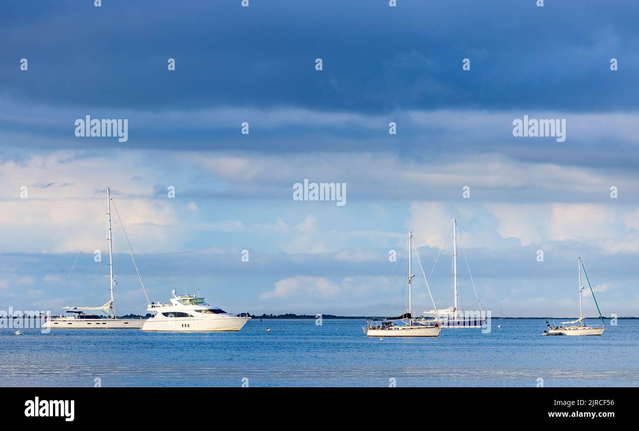 Barche ormeggiate a Sag Harbor Bay Foto Stock