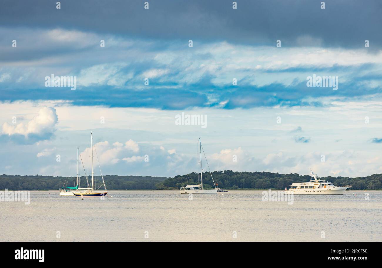 Barche ormeggiate a Sag Harbor Bay Foto Stock