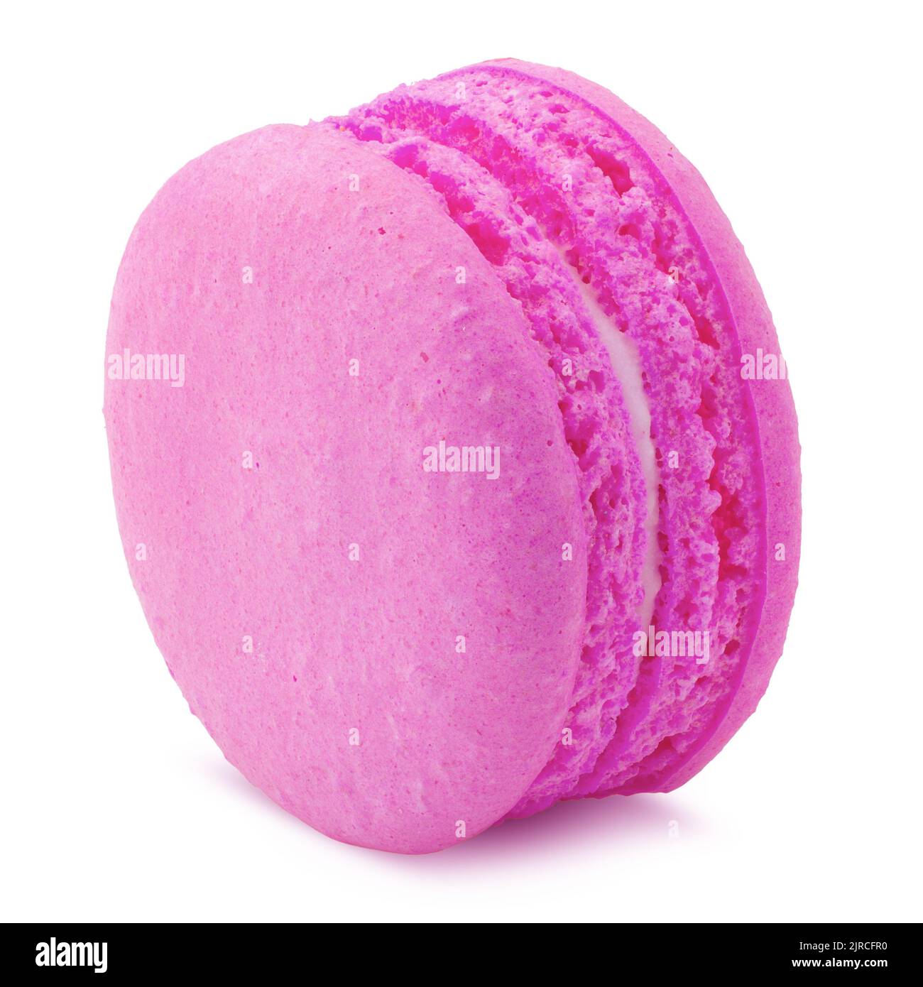 macaroon viola magenta isolato su sfondo bianco, tracciato di ritaglio, profondità di campo completa Foto Stock