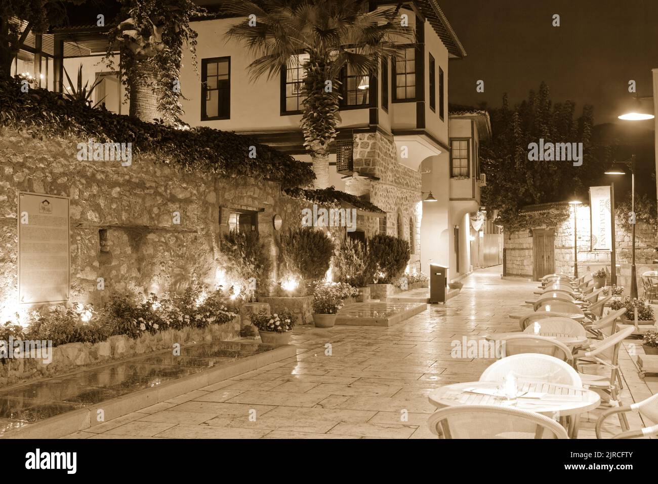 Vista notturna dell'Alp Pasa Hotel nella città vecchia di Antalya, Turchia Foto Stock