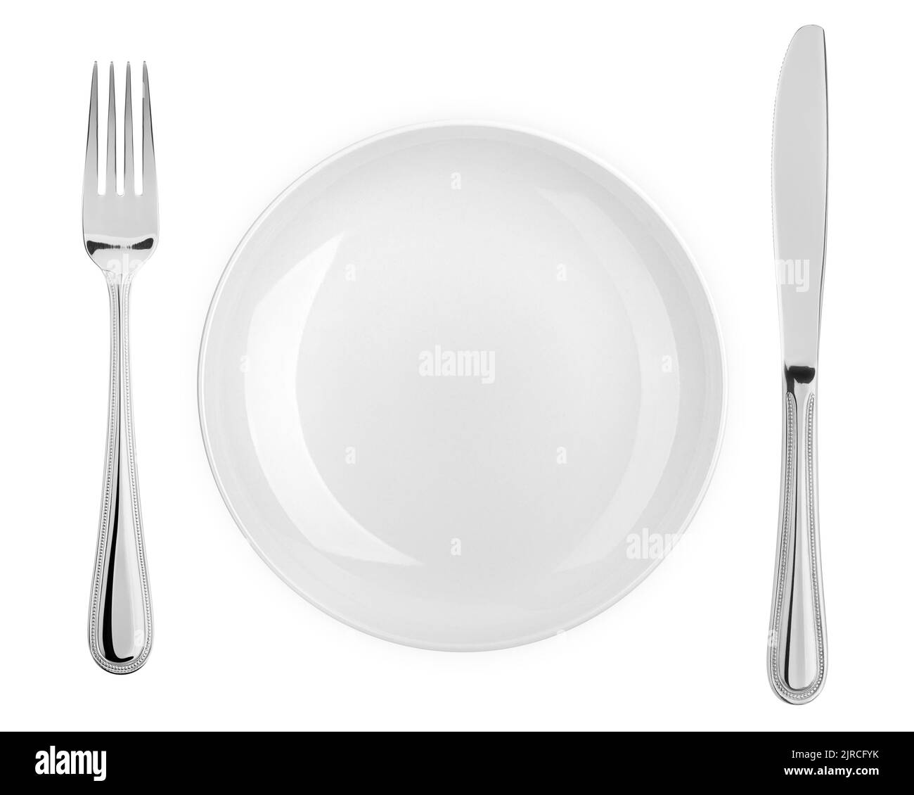 Piatto vuoto, forchetta, coltello, taglierina, posate isolate su sfondo bianco, taglierina, vista dall'alto Foto Stock