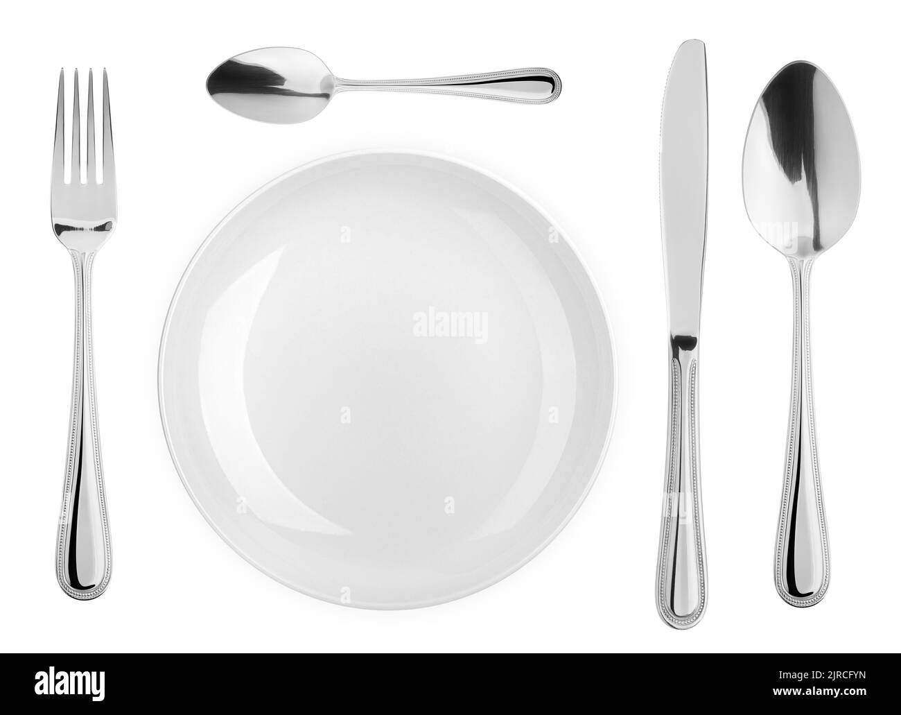 Piatto vuoto, cucchiaio, cucchiaino da tè, forchetta, coltello, posate isolate su sfondo bianco, percorso di ritaglio, vista dall'alto Foto Stock