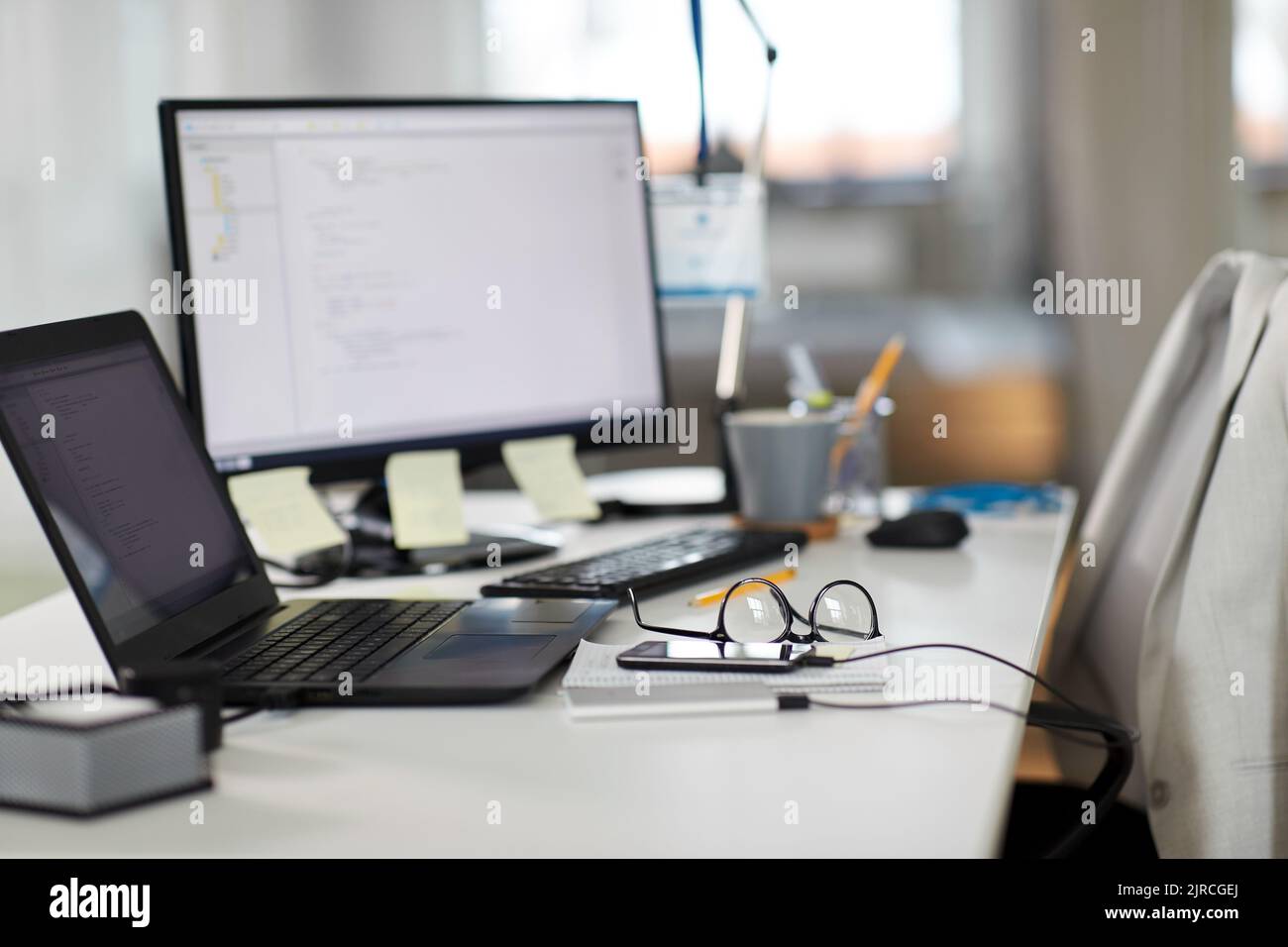 computer portatile e gadget sul tavolo in ufficio Foto Stock