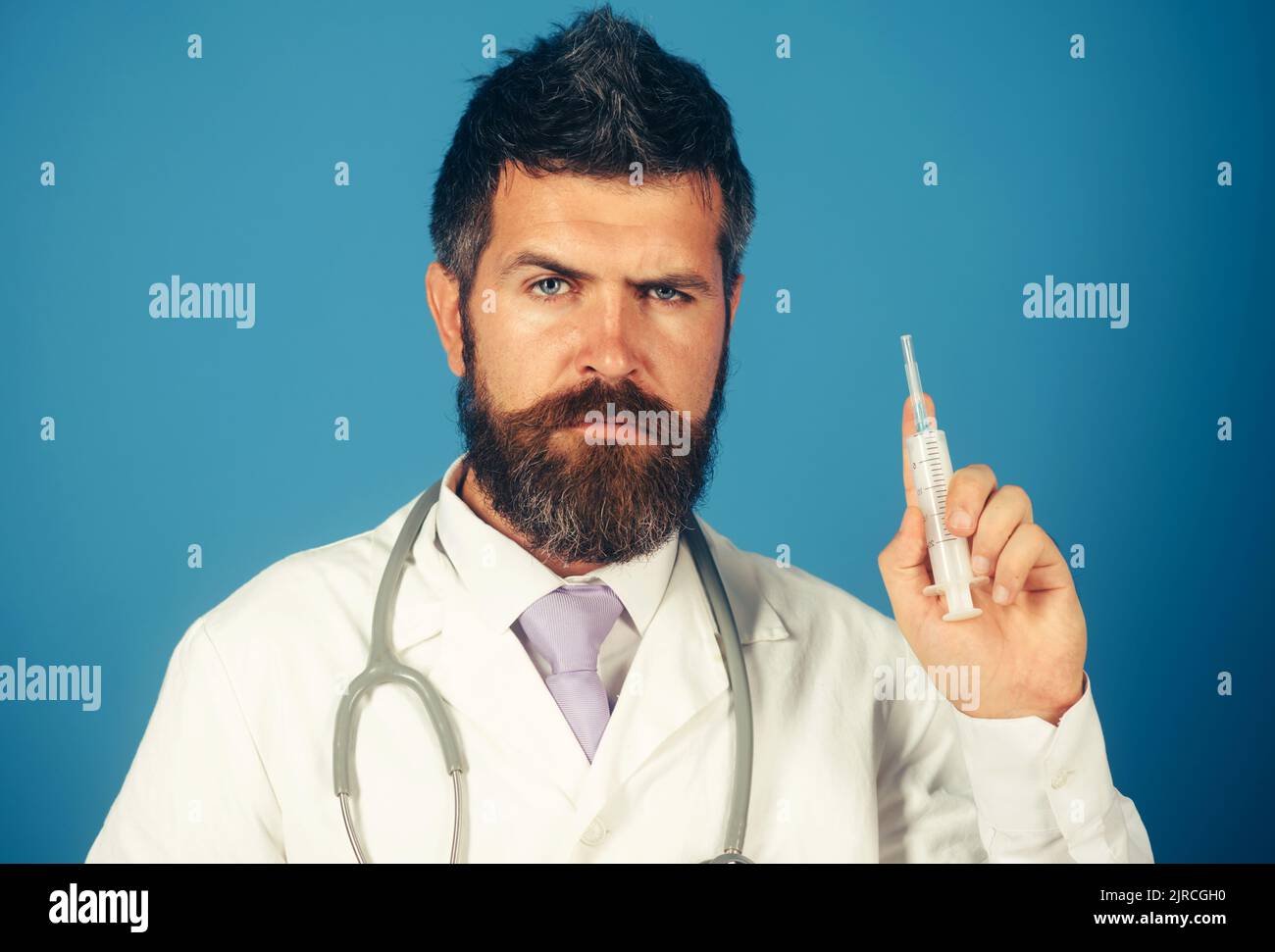 Medicina, vaccinazione e concetto di assistenza sanitaria - medico o scienziato di sesso maschile in uniforme con siringa. Foto Stock