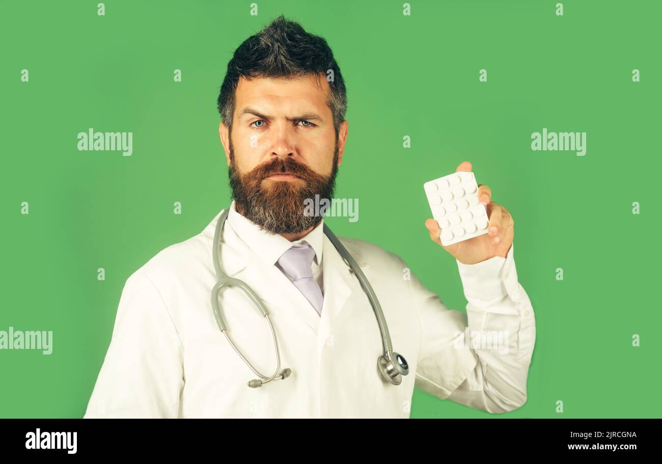Medico o farmacista con pillole. Medico in uniforme con stetoscopio. Medicina e sanità. Foto Stock