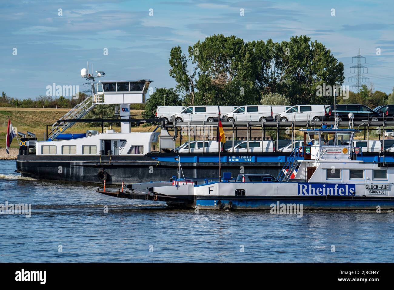 Traghetto auto tra Duisburg-Walsum e Orsoy, veicolo trasportatore nave da carico Terra, della società Mosolf, fornitore di servizi specializzati per l'automot Foto Stock