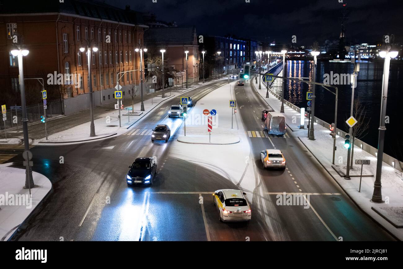 22 gennaio 2022, Mosca, Russia. Traffico di auto sul lungofiume di Prechistenskaya a Mosca in una serata invernale. Foto Stock