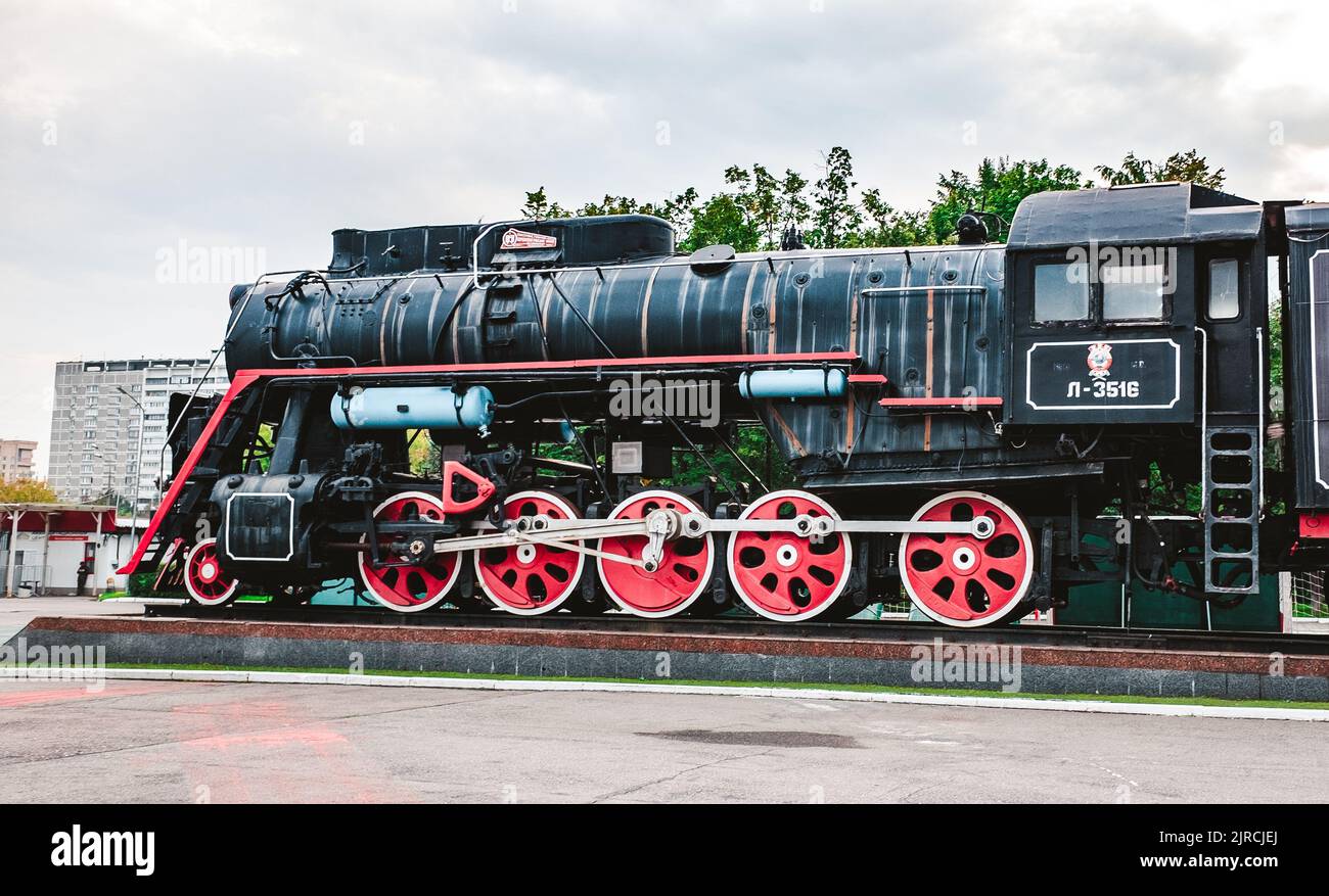 30 agosto 2021, Mosca, Russia. Una vecchia locomotiva a vapore allo stadio Lokomotiv (RZD Arena) nella capitale russa Foto Stock