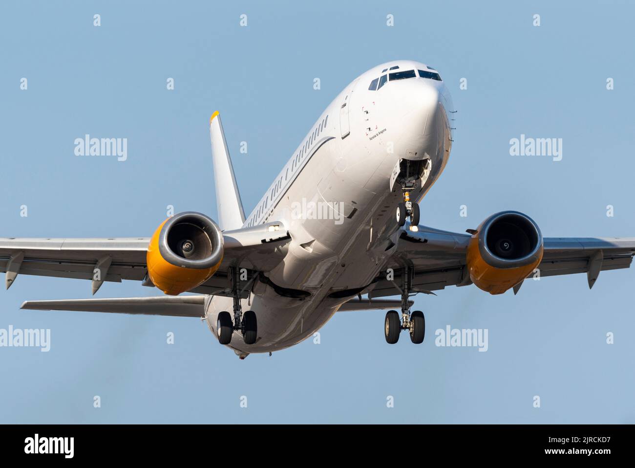 Air Horizont Boeing 737-400 Airliner jet plane 9H-ZAZ presso l'aeroporto Southend di Londra, Essex, Regno Unito. Compagnia aerea charter. Aereo bianco semplice Foto Stock