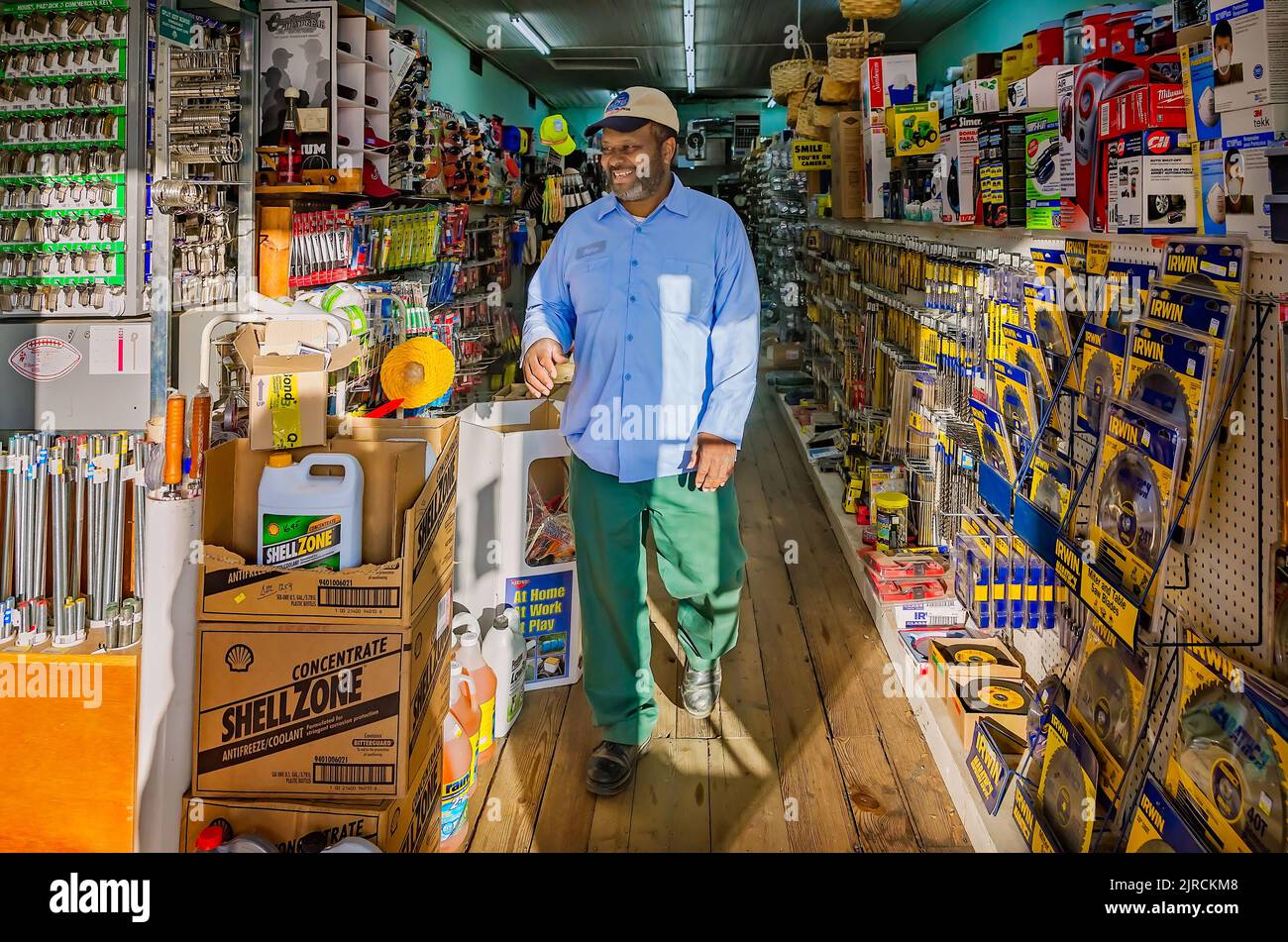 Un uomo afro-americano negozi in Booker hardware & Cutlery, un vecchio negozio di ferramenta, 10 ottobre 2011, a Holly Springs, Mississippi. Foto Stock