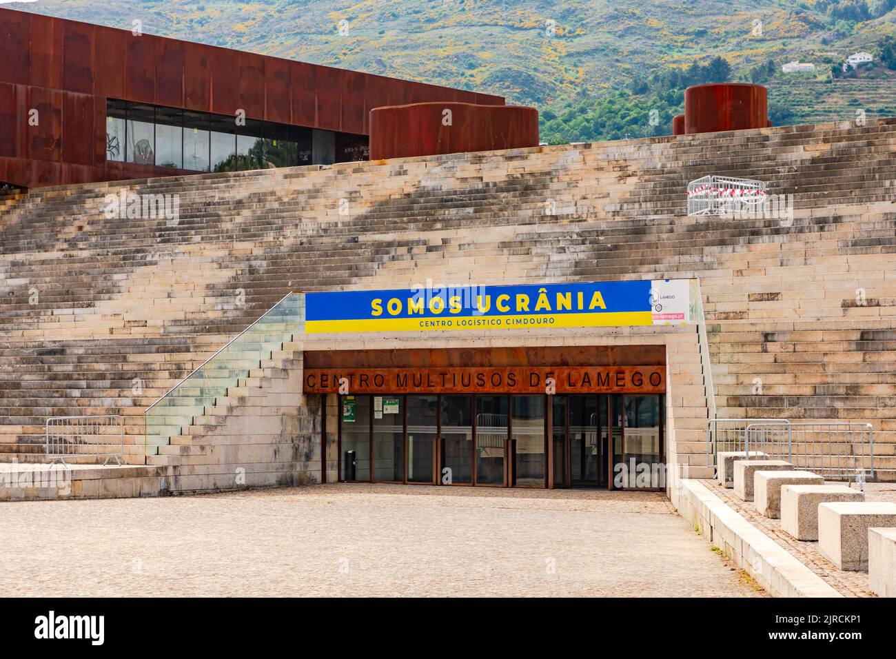 Con il testo Somos Ucrania sul municipio, la città di Lamego esprime la sua solidarietà con l'Ucraina, il Portogallo Foto Stock