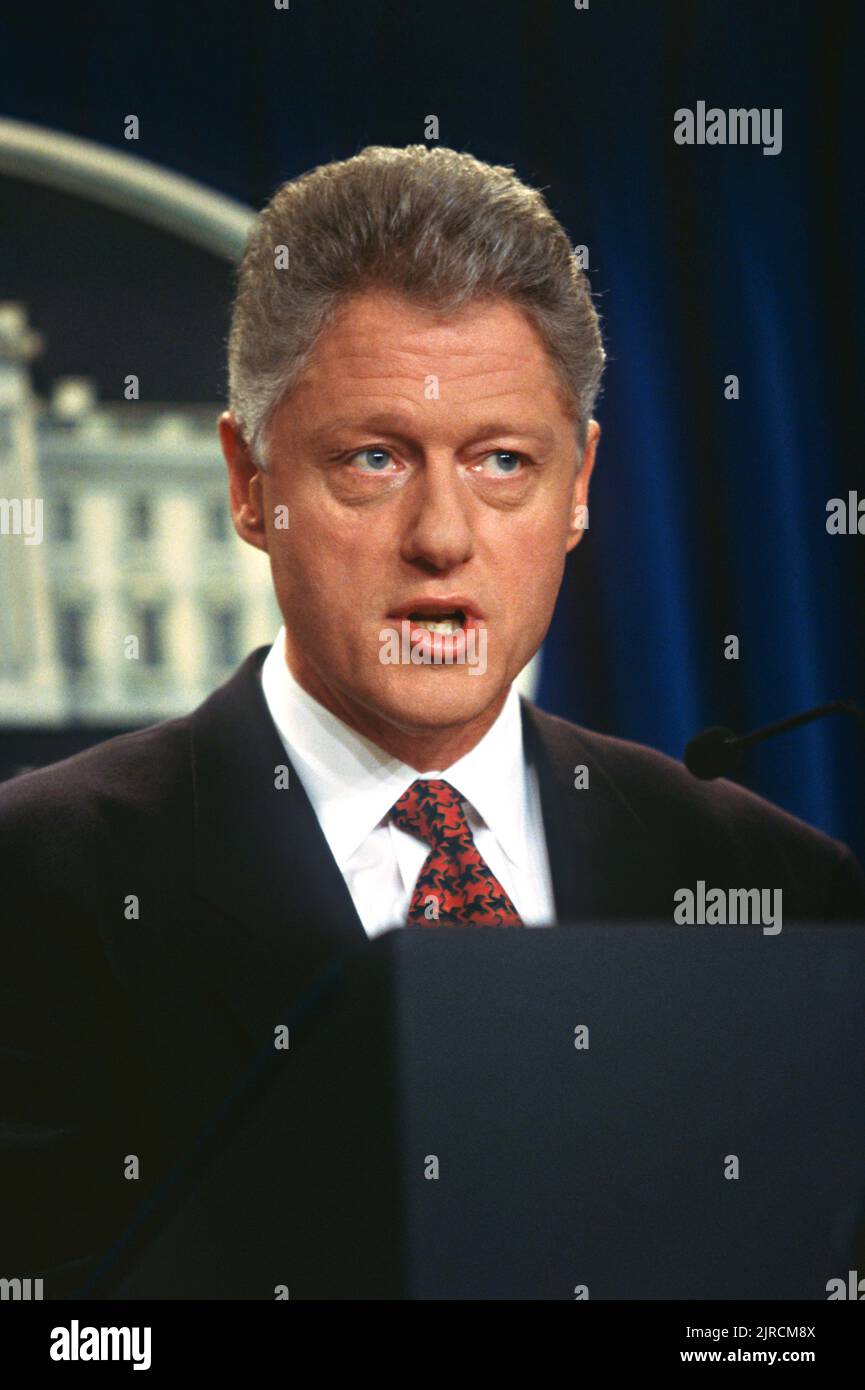 Il presidente degli Stati Uniti Bill Clinton, consegna una dichiarazione che stava inviando la USS George Washington per accompagnare la USS Nimitz nel Golfo Persico per sostenere qualsiasi risposta militare all'Iraq, se necessario, nella Briefing Room della Casa Bianca, il 14 novembre 1997 a Washington, D.C. l'Iraq ha espulso gli ispettori delle Nazioni Unite contro l'accordo delle Nazioni Unite. Foto Stock