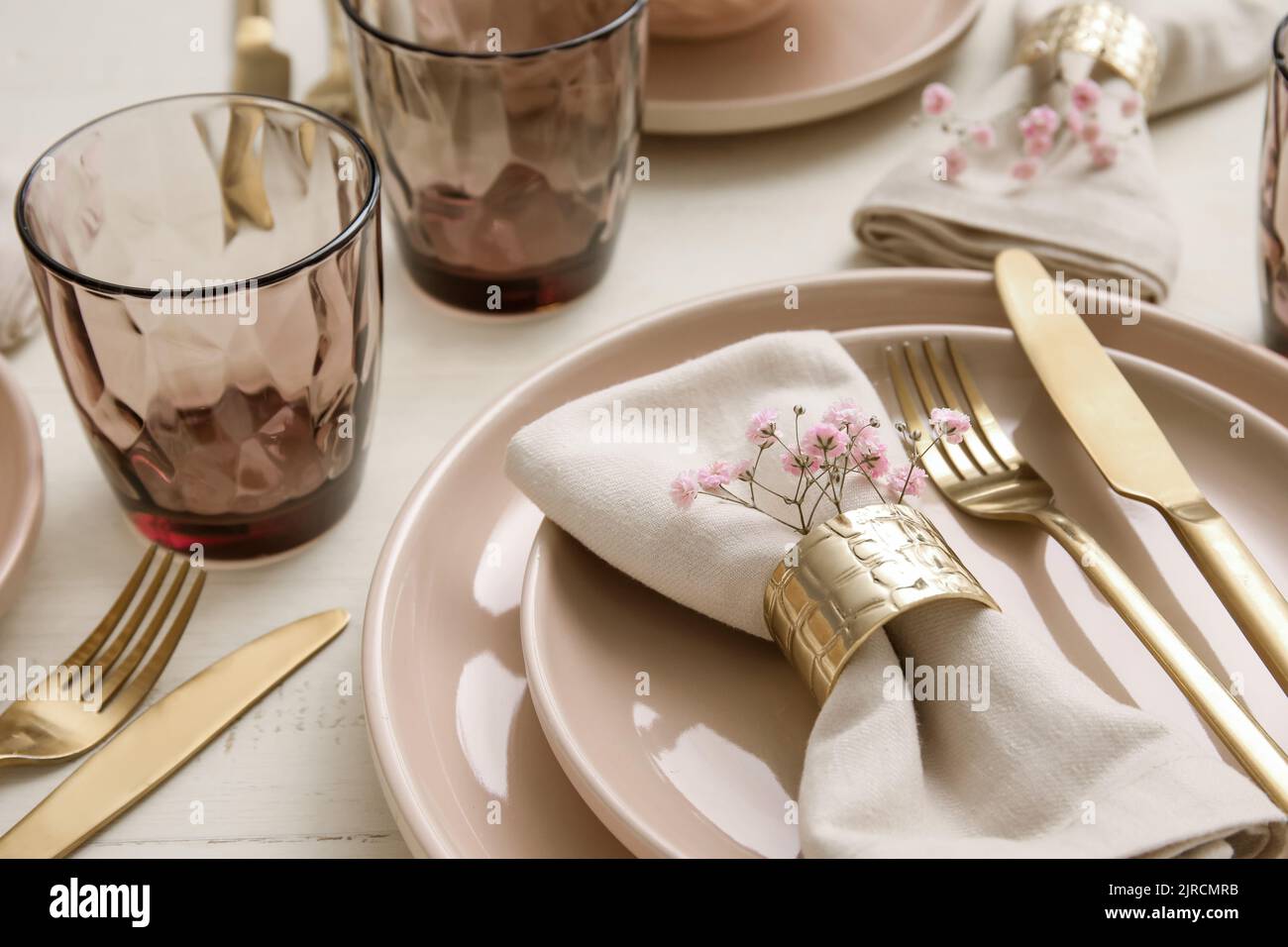 Set di eleganti stoviglie sul tavolo Foto Stock