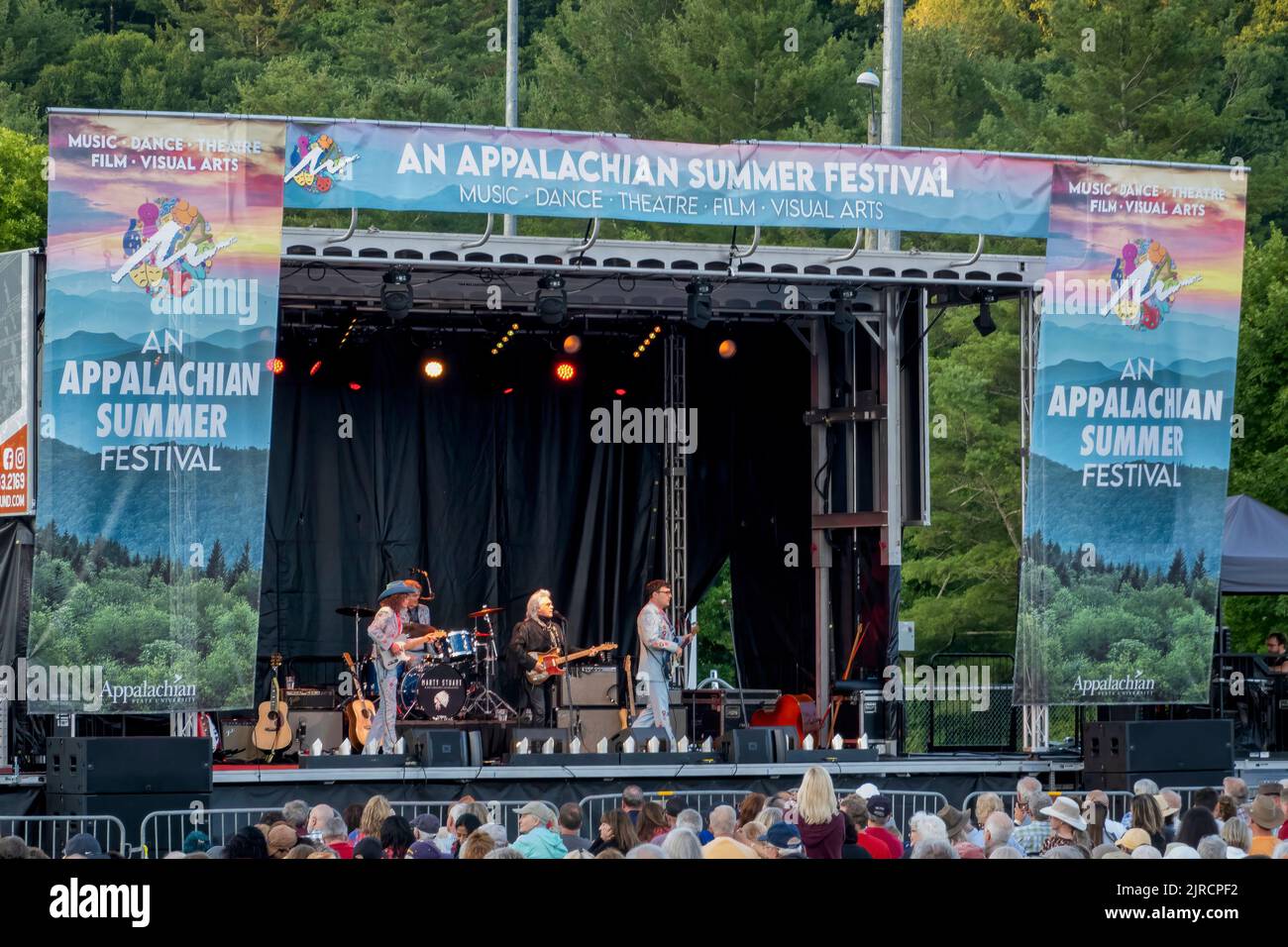 Marty Stuart e i suoi favolosi superlativi si esibiscono in un concerto all'aperto, parte di un festival estivo Appalachiano a Boone, North Carolina. Foto Stock