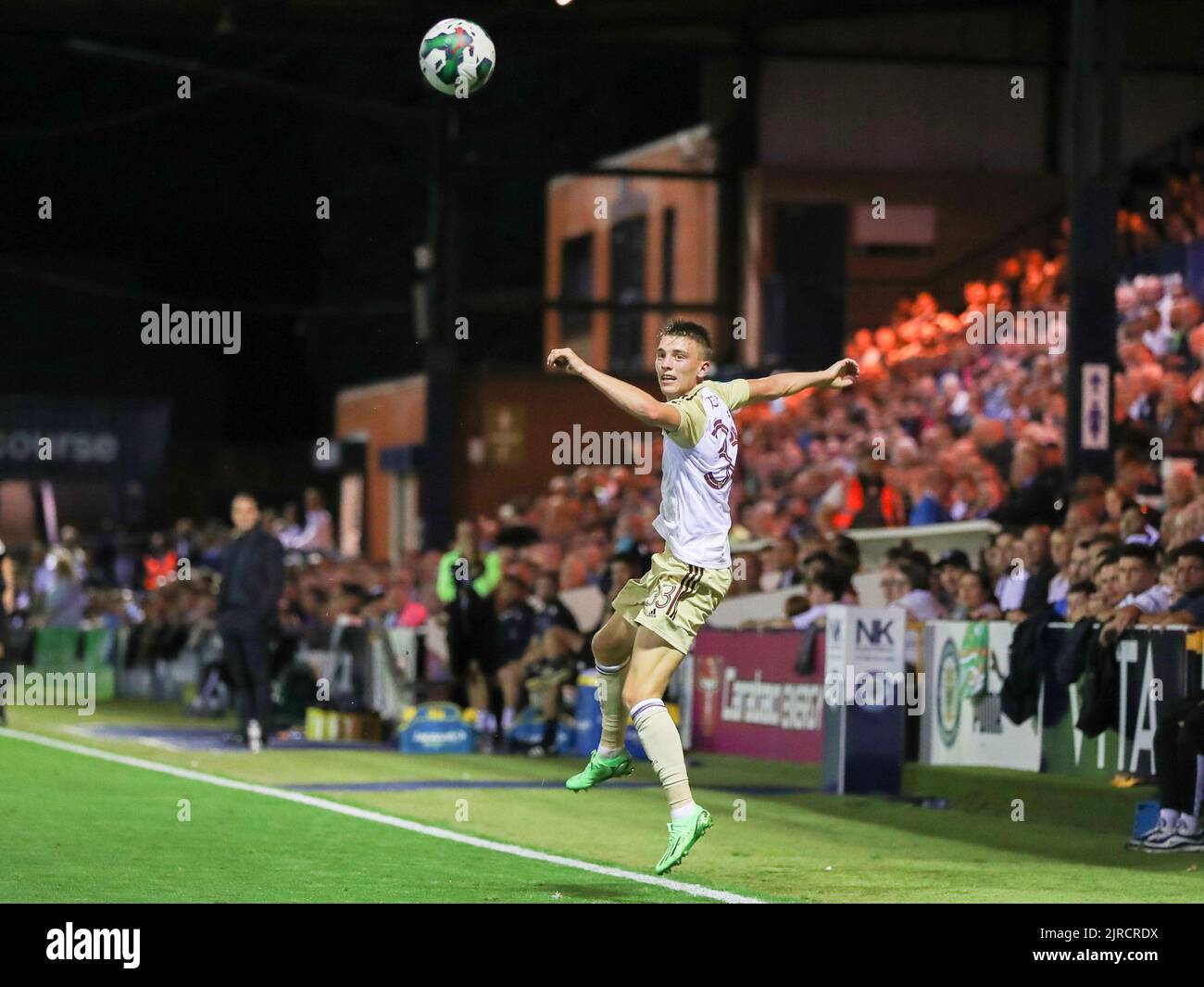 Stockport, Regno Unito. 23rd ago, 2022. Luke Thomas per Leicester City durante la partita della EFL Carabao Cup tra Stockport County e Leicester City a Edgeley Park, Stockport, Inghilterra il 23 agosto 2022. Foto di ben Wright. Solo per uso editoriale, licenza richiesta per uso commerciale. Non è utilizzabile nelle scommesse, nei giochi o nelle pubblicazioni di un singolo club/campionato/giocatore. Credit: UK Sports Pics Ltd/Alamy Live News Foto Stock