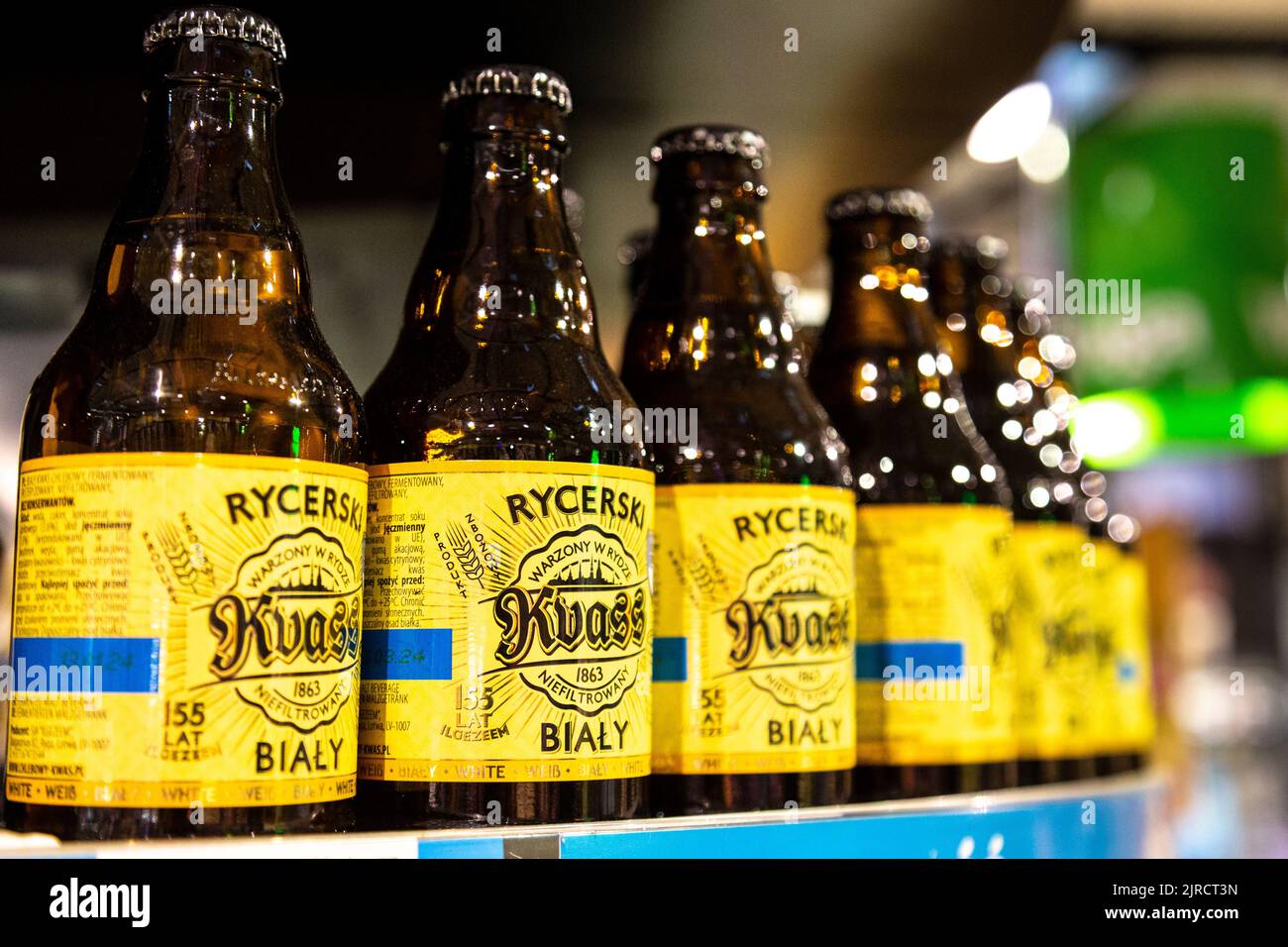 Bottiglie di basso alcool, grano fermentato bere kvass in un supermercato polacco Foto Stock