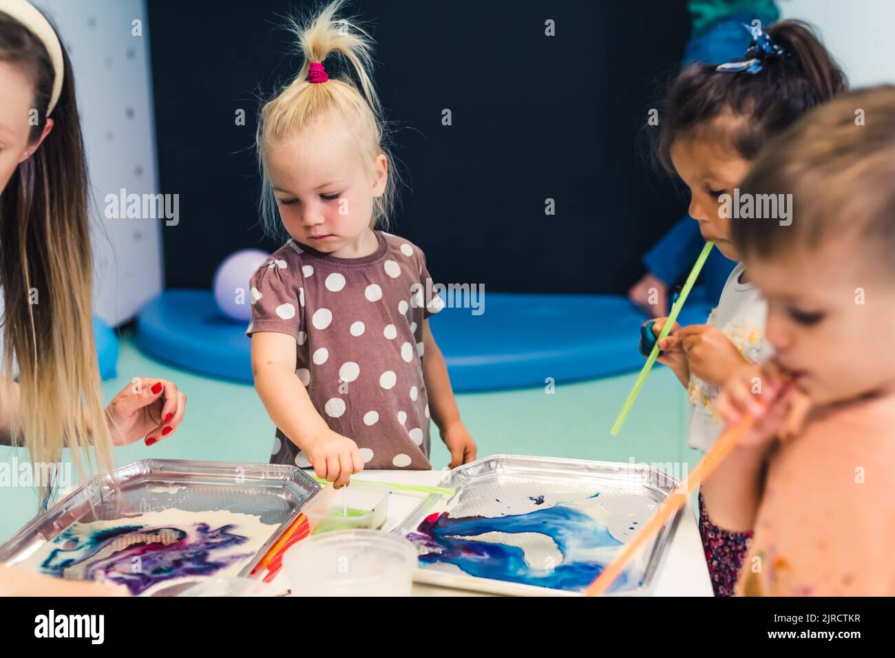 I presciolieri che fanno l'arte di Ebru con il loro insegnante al vivaio, tecniche creative dell'arte. Foto di alta qualità Foto Stock