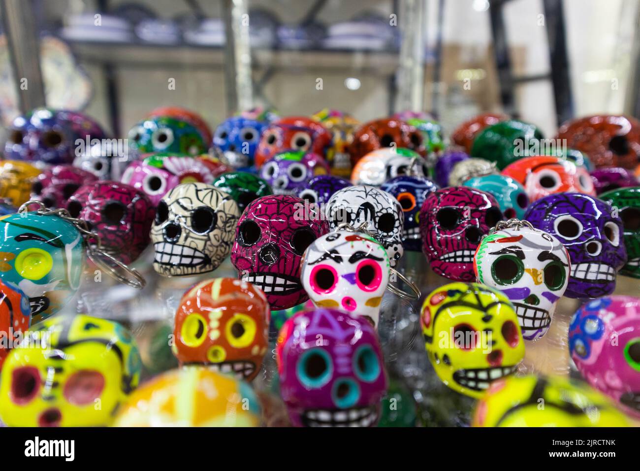 Teschi messicani colorati tradizionale ceramica ispanica talavera giorno dei morti souvenir ornamenti per i turisti Foto Stock