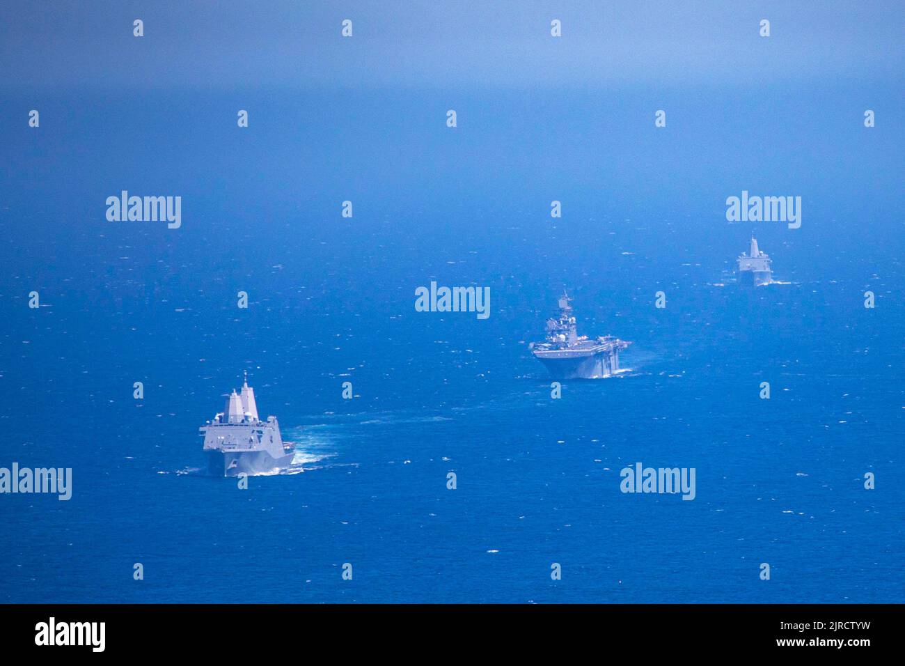 17 agosto 2022 - N/A, N/A, Oceano Pacifico - la nave portuale di trasporto anfibio di classe San Antonio USS John P. Murtha (LPD 26), la nave d'assalto anfibio di classe Wasp USS Makin Island (LHD 8) e la nave portuale di trasporto anfibio di classe San Antonio USS Anchorage (LPD 23) svolgono un'esercizio di transito stretto. Gli esercizi di transito di Straits dimostrano la capacità della Marina statunitense di sostenere l'impegno del paese a una navigazione libera e aperta in tutto il mondo. Makin Island, ammiraglia di Anfibio Squadrone (CPR) SETTE, insieme con 13th Marine Expeditionary Unit (MEU), è attualmente in corso di conduzione in Foto Stock