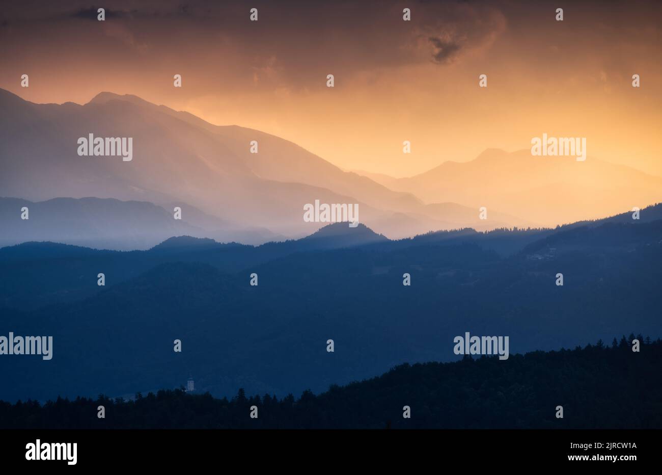 Splendide silhouette di una montagna al colorato tramonto d'estate Foto Stock