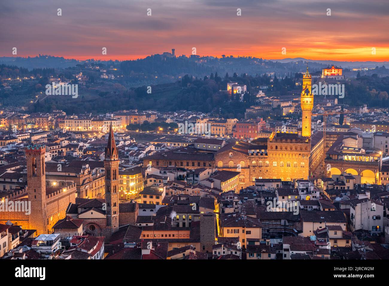 Firenze, Italia vista aerea al tramonto con famosi monumenti storici e torri. Foto Stock