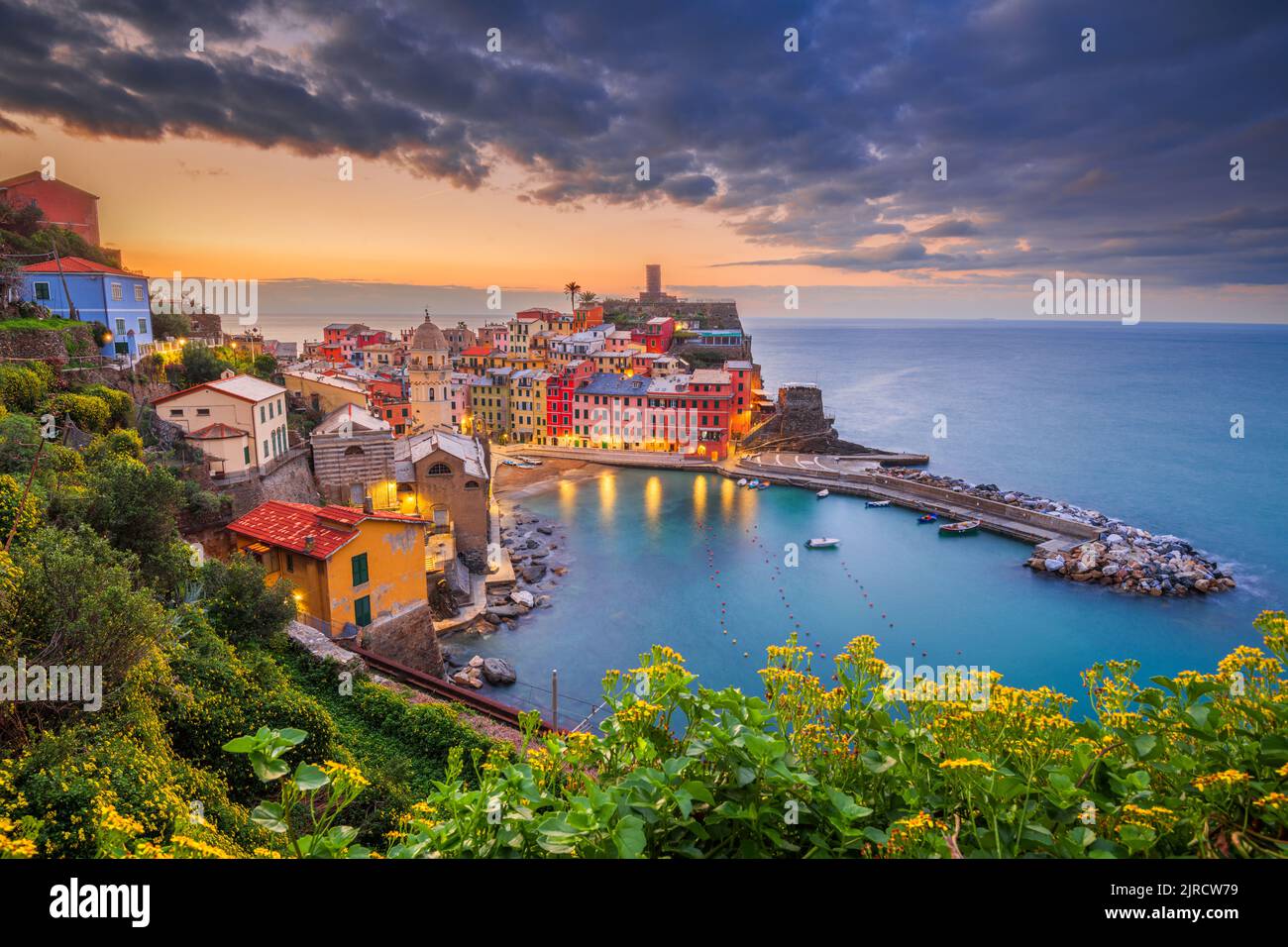 Vernazza, la Spezia, Liguria, Italia nella regione delle cinque Terre al tramonto. Foto Stock