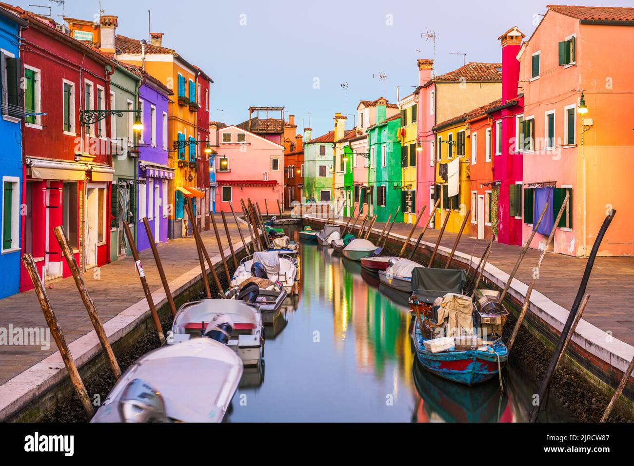 Burano, Venezia, Italia edifici colorati lungo i canali al crepuscolo. Foto Stock