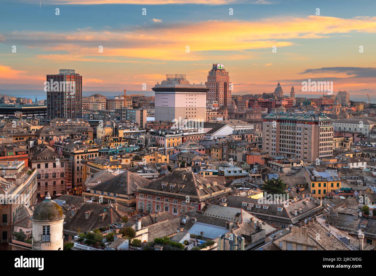 Genova, Liguria, Italia skyline centro città dall'alto al crepuscolo. Foto Stock