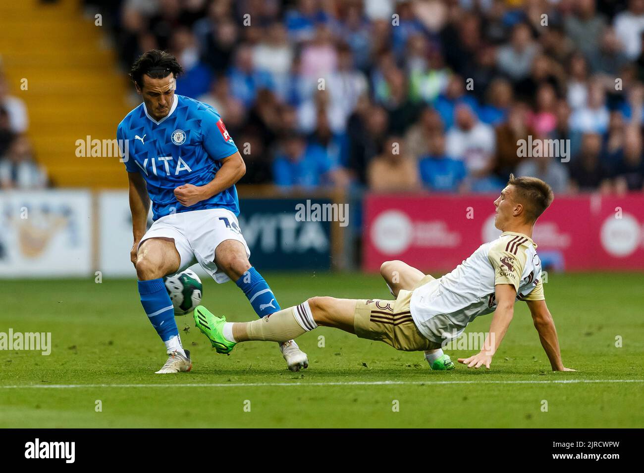 Manchester, Regno Unito. 23rd ago, 2022. James Brown di Stockport County e Luke Thomas di Leicester City durante la seconda partita di Coppa Carabao tra Stockport County e Leicester City a Edgeley Park il 23rd 2022 agosto a Manchester, Inghilterra. (Foto di Daniel Chesterton/phcimages.com) Credit: PHC Images/Alamy Live News Foto Stock