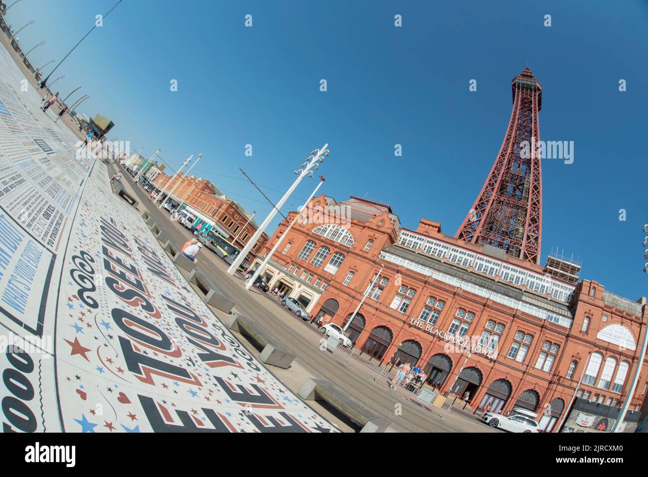 Blackpool Promenade e Blackpool Tower - Foto scattata con un obiettivo fisheye - Blackpool, Lancashire, UK Foto Stock
