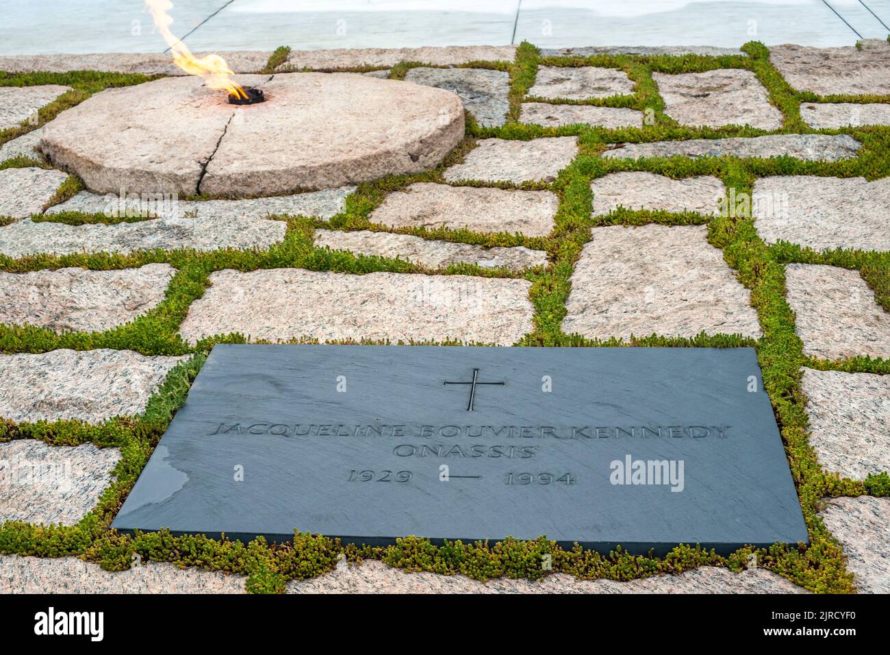 La tomba di Jacqueline Bouvier Kennedy Onassis nel Cimitero Nazionale di Arlington attraverso il fiume Potomac da Washington, D.C. Foto Stock