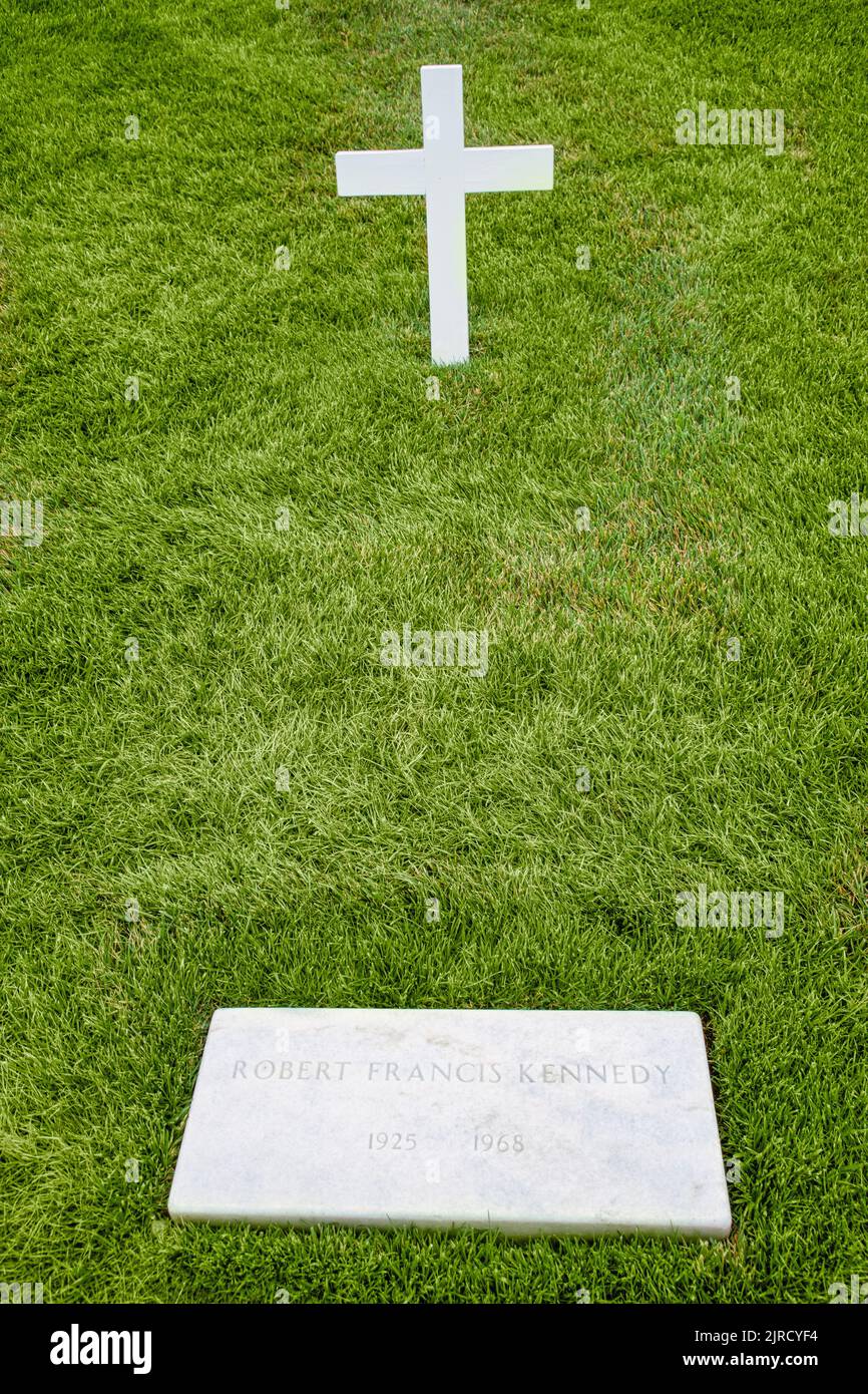 La tomba di Robert Francis Kennedy dal presidente Kennedy Gravesite nel cimitero nazionale di Arlington attraverso il fiume Potomac da Washington, D.C. Foto Stock