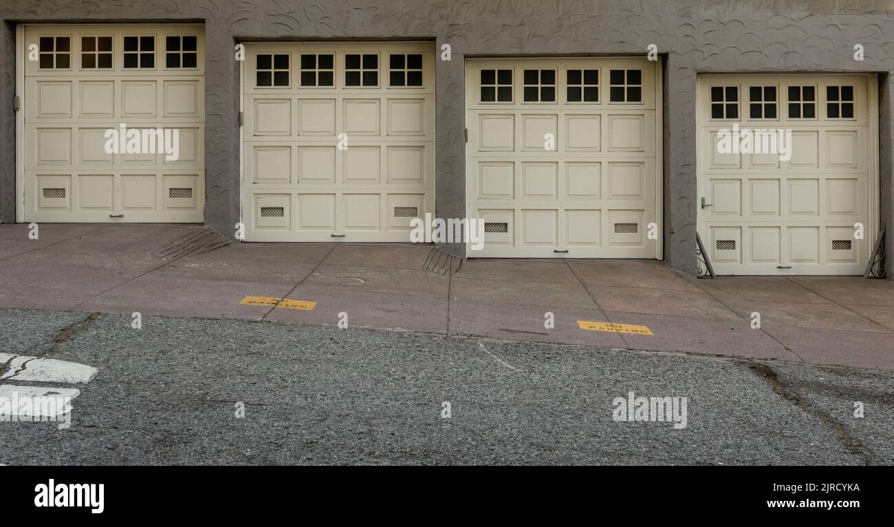 Quattro porte di garage su diversi livelli Foto Stock