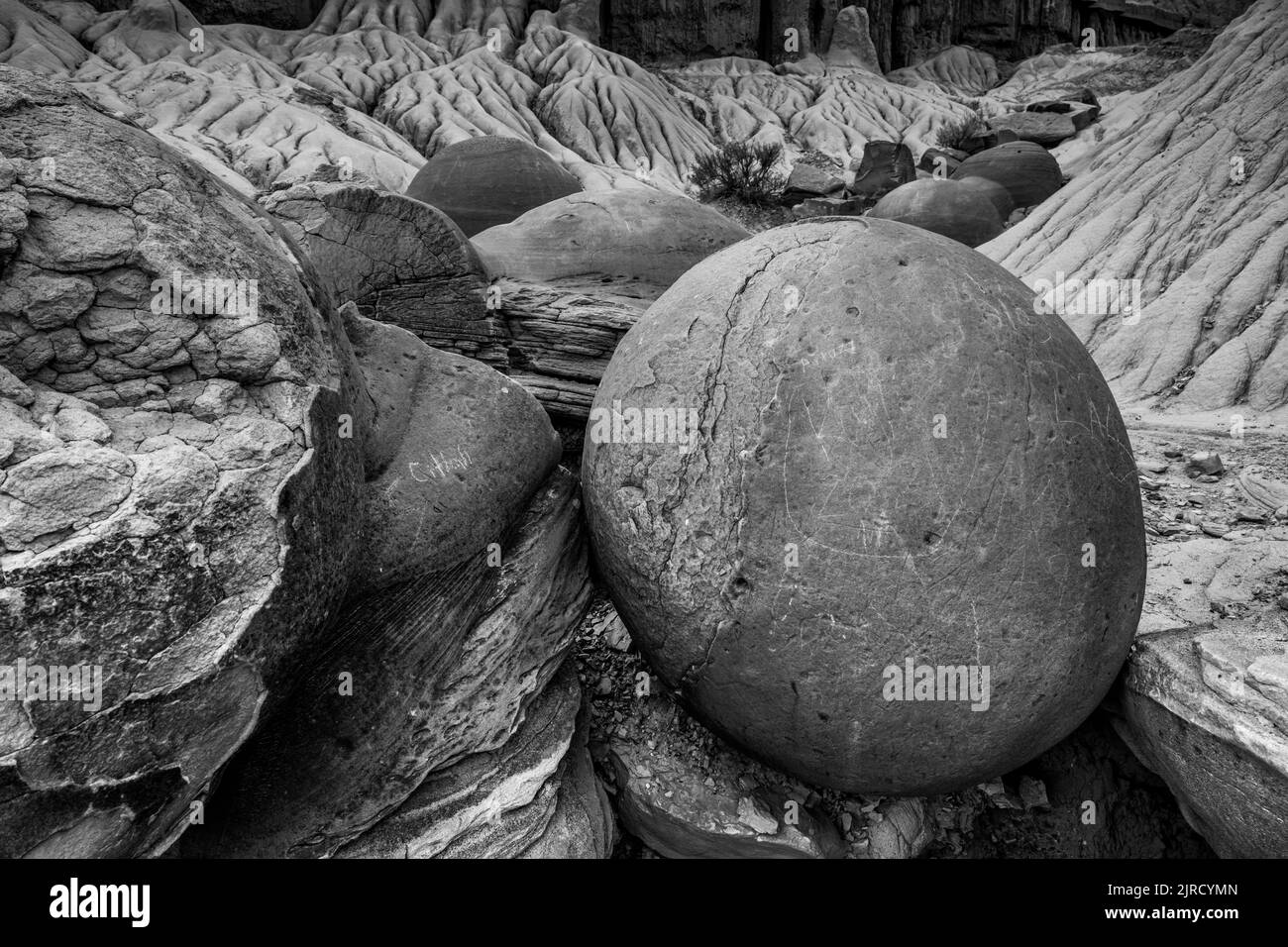 Graffiti Marks on Round Cannonball formation in Theodore Roosevelt National Park Foto Stock