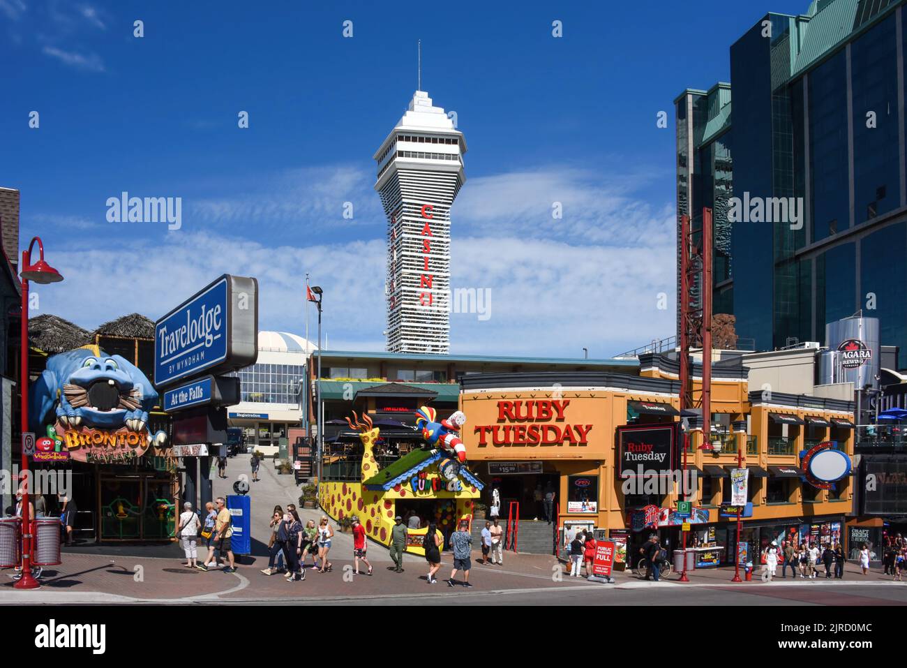 Cascate del Niagara, Canada - 13 agosto 2022: Ristorante Ruby Tuesday e altre attrazioni turistiche sulla strada trafficata Clifton Hill. Casinò Niagara torre c Foto Stock