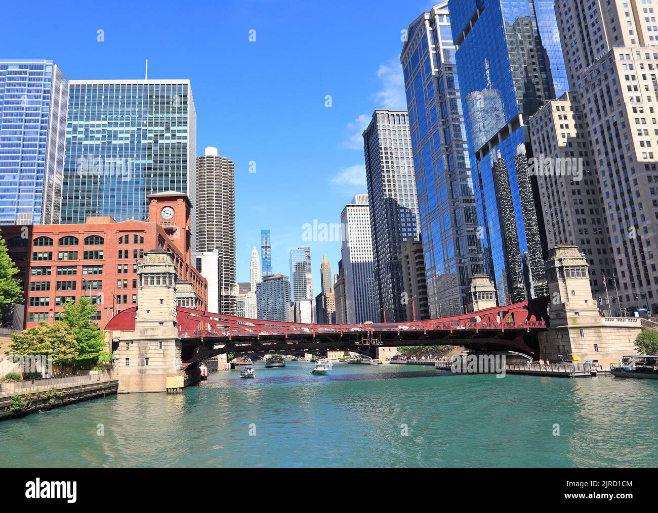 Crociera turistica di Chicago e skyline dei grattacieli sul fiume, Illinois, USA Foto Stock