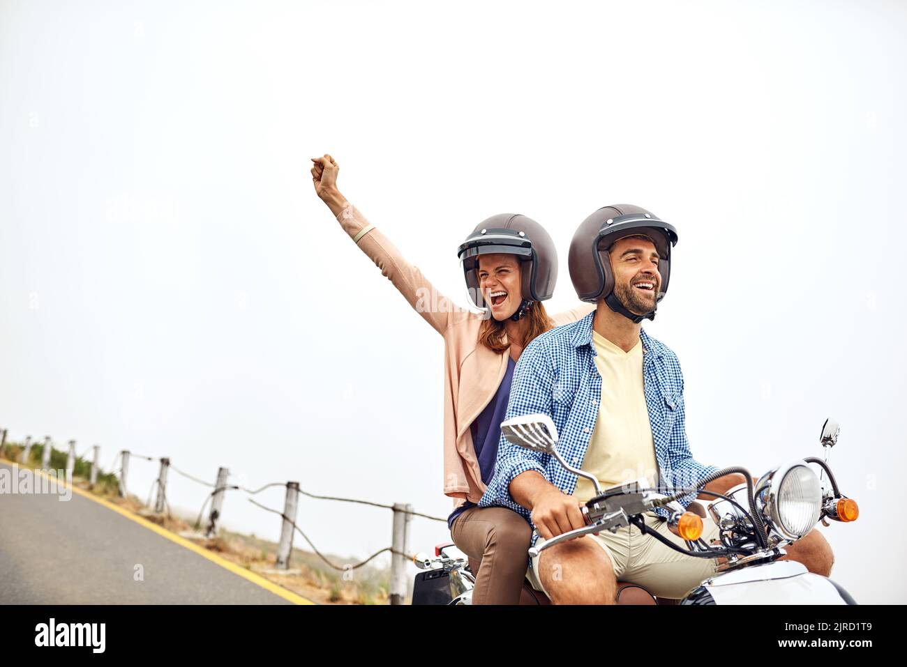 Una coppia avventurosa per una corsa in moto. Foto Stock