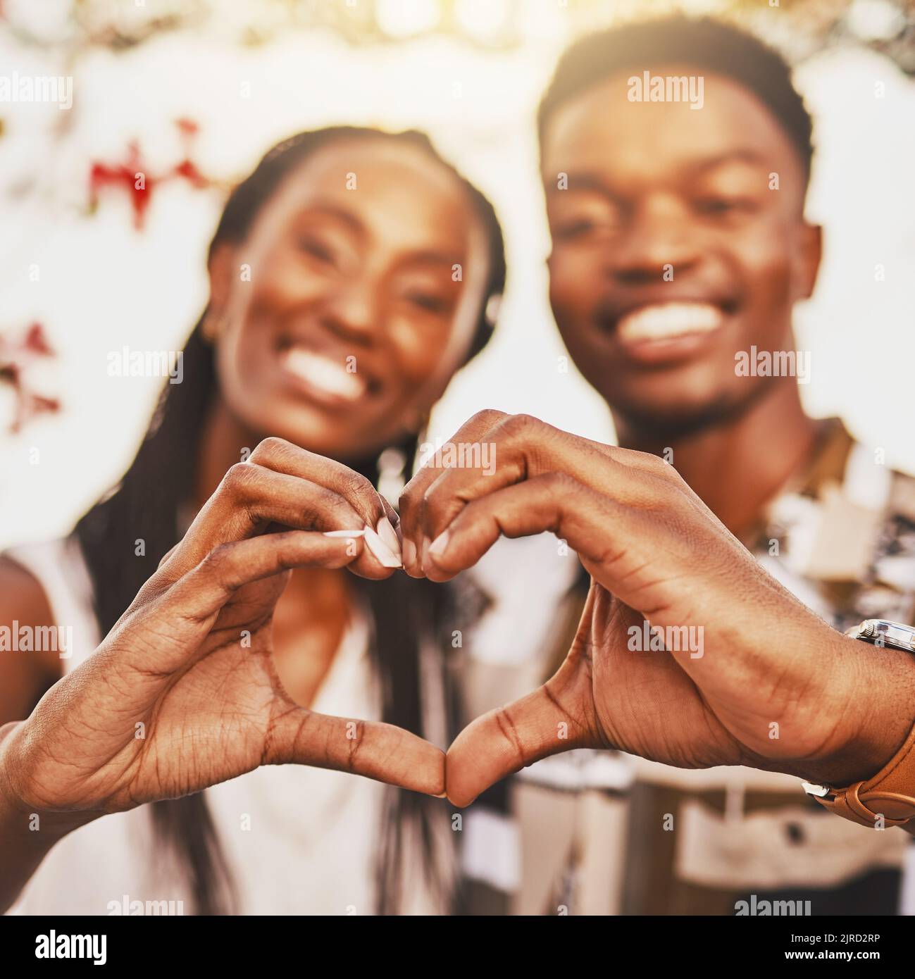 Mani del cuore, emoji e amore di coppia sorriso, felice e mostrando gentilezza, fiducia e sostegno. Primo piano di giovani neri insieme in romantico Foto Stock