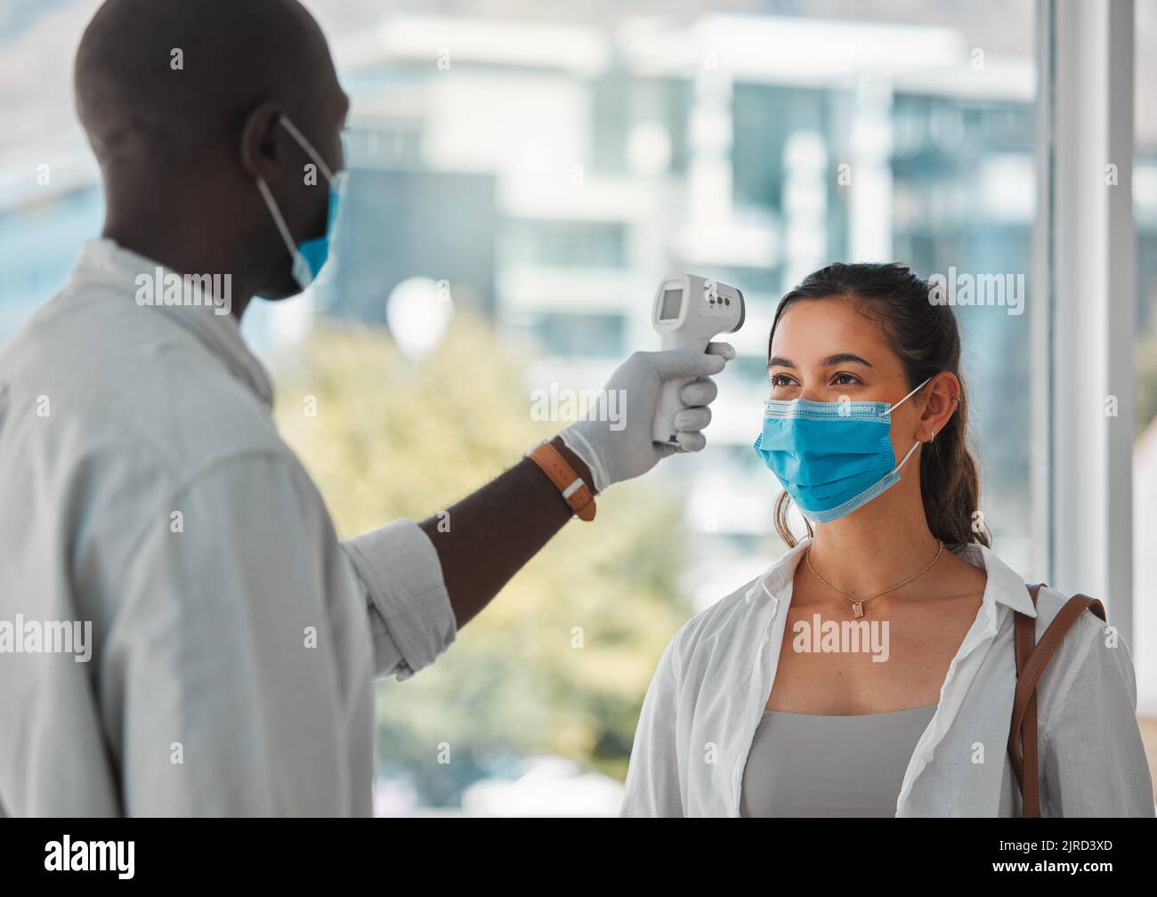 Norme Covid, controllo della febbre e protezione della maschera per la pubblica sicurezza. Controllo del virus per le persone con rischio di salute e malattia potenziale. Omicron e. Foto Stock