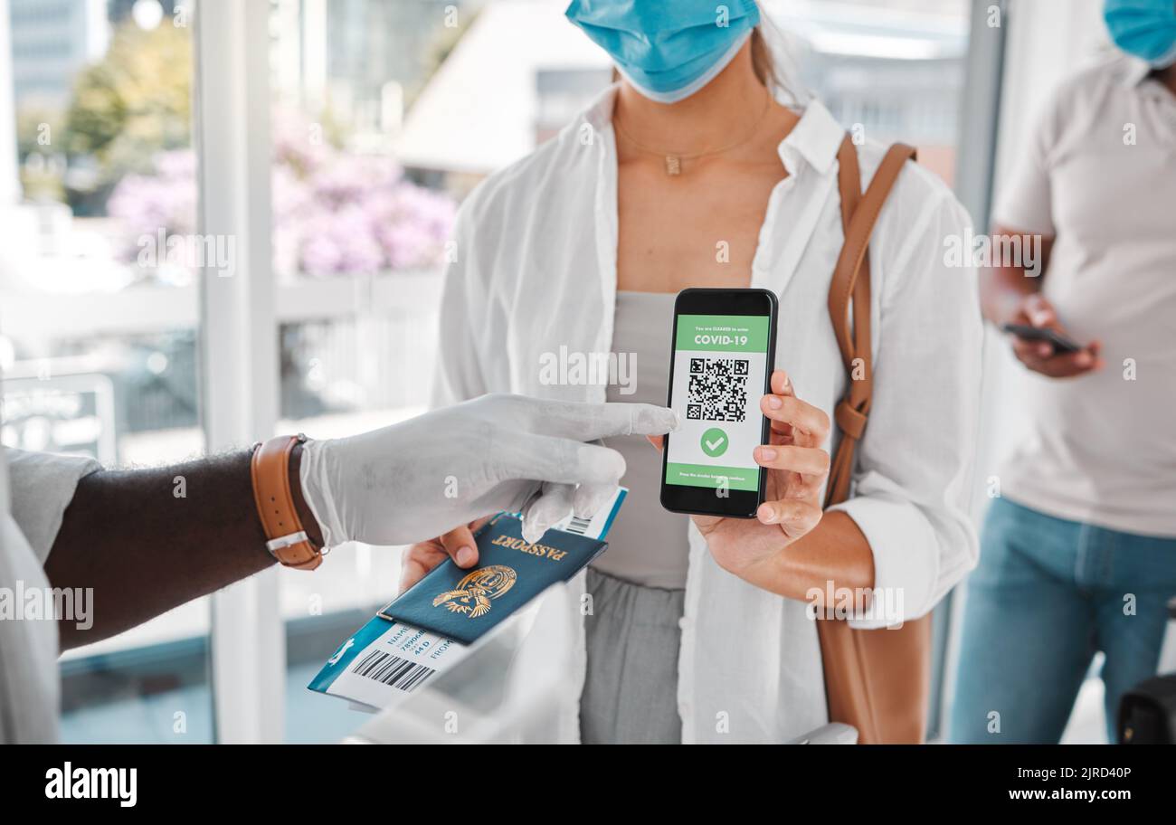 Passaporto Covid, codice di viaggio e QR con immigrazione, viaggio e sicurezza in un aeroporto con sicurezza durante le restrizioni di viaggio. Documento di identità e. Foto Stock