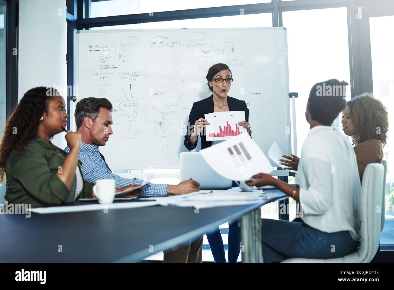 È difficile gestire sia il vostro temperamento che i vostri colleghi. Una donna d'affari stressata che perde la sua tempera durante un incontro con i suoi colleghi in Foto Stock