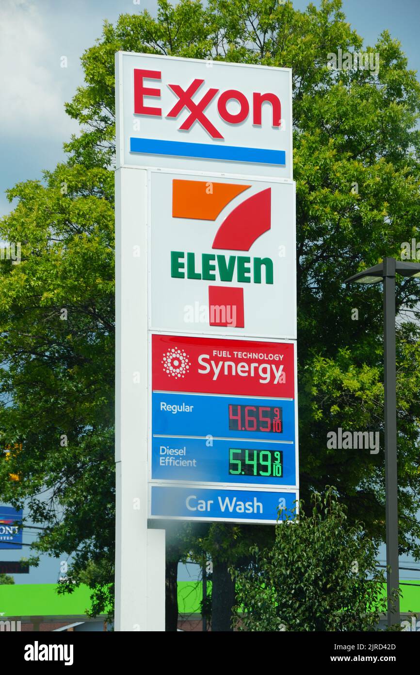 Nashville, Tennessee, U.S.A - 26 giugno 2022 - il segno colorato del distributore di benzina Exxon combinato con 7 Eleven Foto Stock