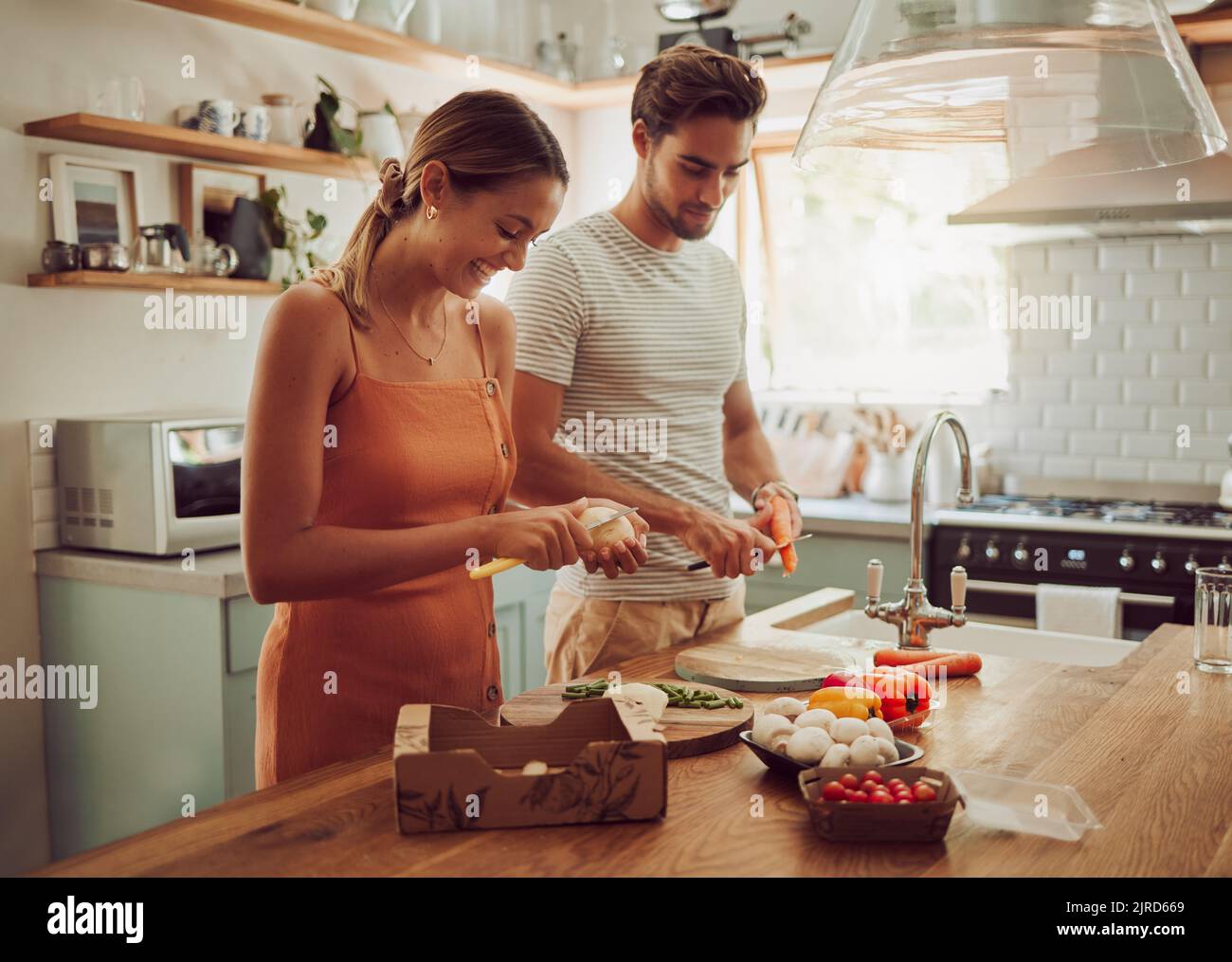 Cucinare cibo, coppia felice e sana preparare un pasto in cucina insieme a casa. Entusiasti, spensierati e gioiosi amanti sorridenti e. Foto Stock