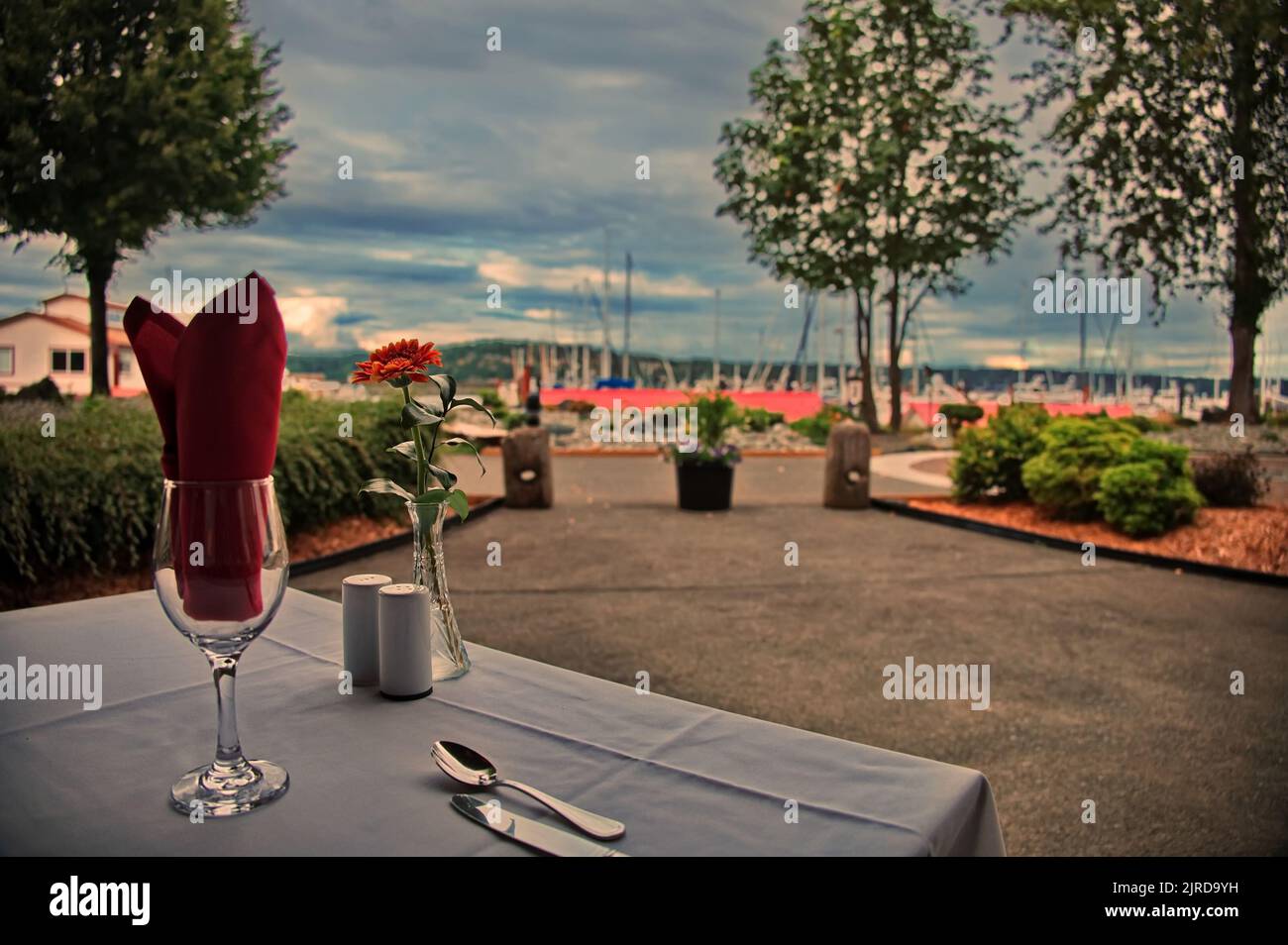Tavolo nel ristorante con porticciolo sullo sfondo Foto Stock