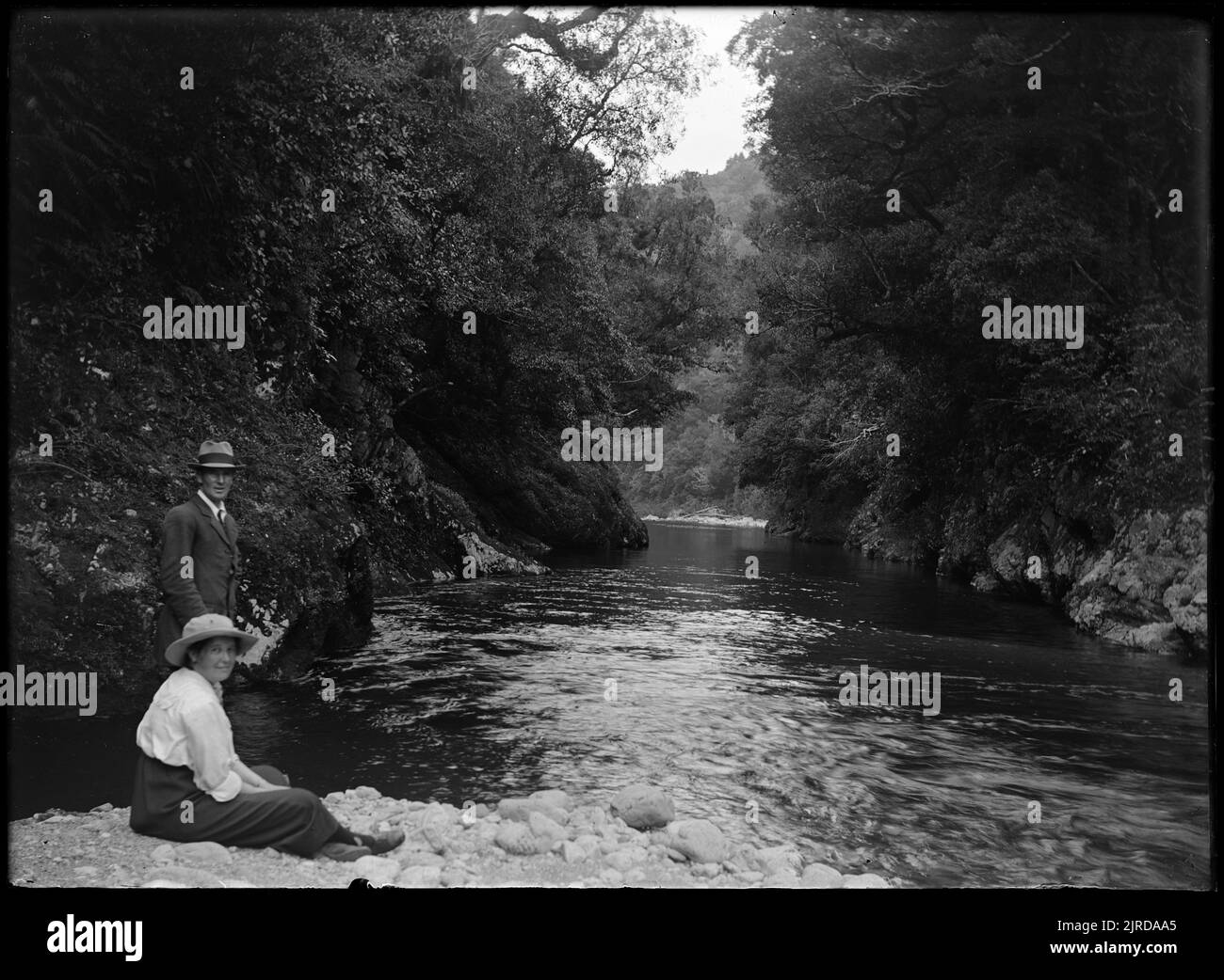 No.1 Gola che mostra le sue pareti rocciose ripide e l'acqua profonda nel canale costruito in contrasto con l'ampio letto di ghiaia pesante e canale poco profondo sopra e sotto questo punto, 11 gennaio 1920, da Leslie Adkin. Foto Stock
