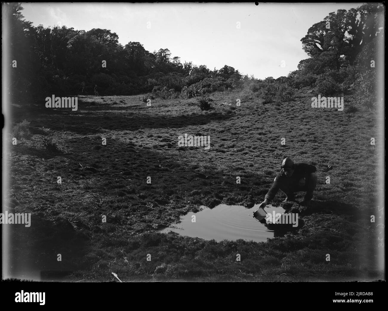 Oriwa Lake-Hollow da sud mostra la piscina esistente, 3 giugno 1928, di Leslie Adkin. Foto Stock