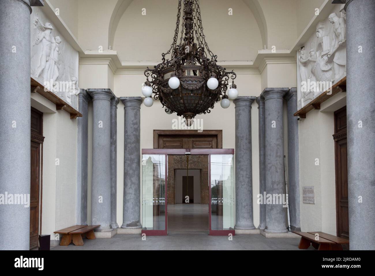 Particolare architettonico dell'interno della Pinacoteca (pinacotheca, galleria fotografica) del museo d'arte dello stato di São Paulo Foto Stock