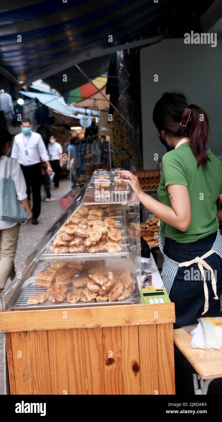 Donna marciapiede Street Food Vendor su Peuberri Road a Bangkok Thailandia Foto Stock