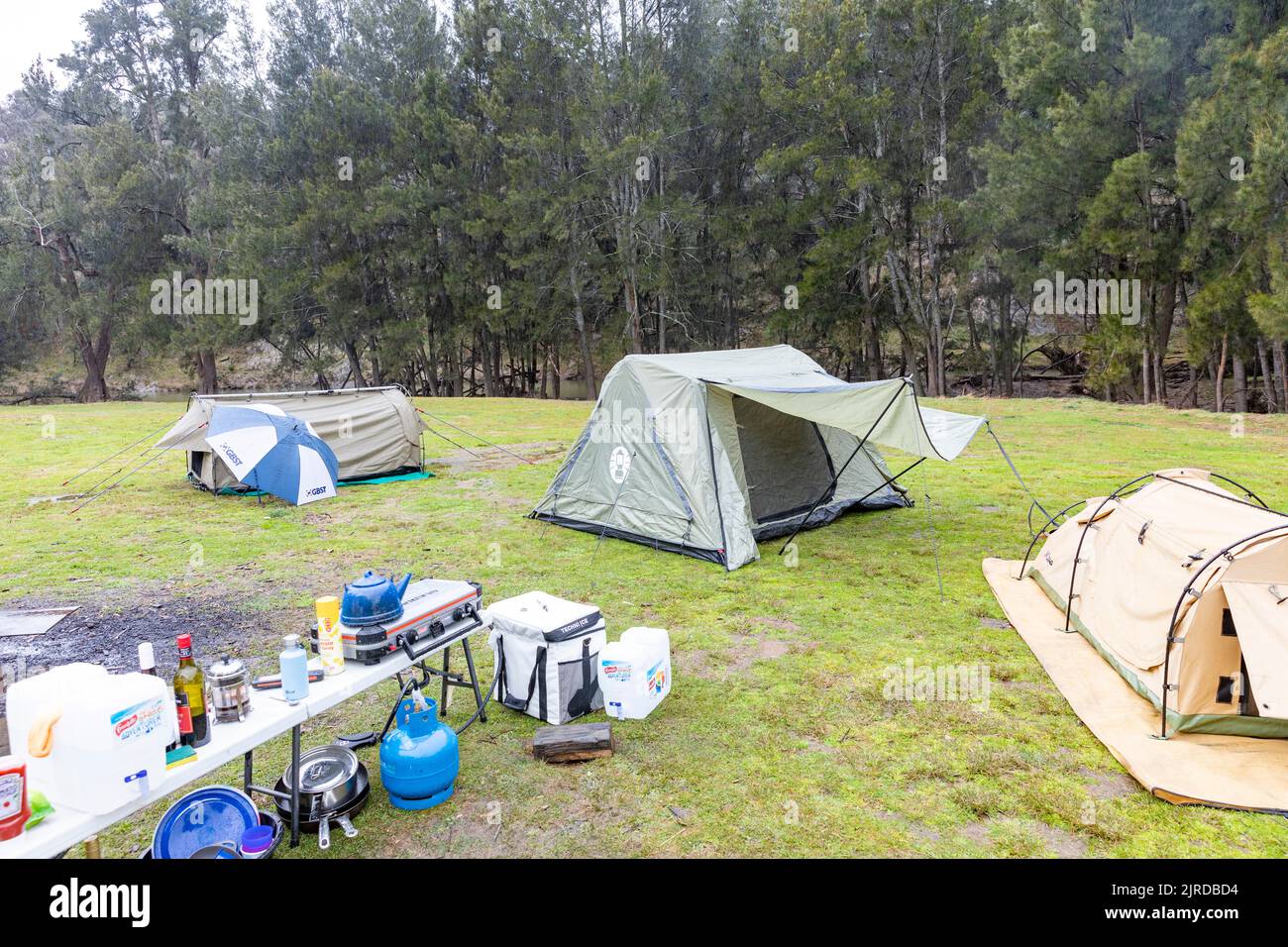 Campeggio australiano con tende tra cui swag, campeggio Bummaroo Ford nel Parco Nazionale di Abercrombie River, NSW, Australia Foto Stock